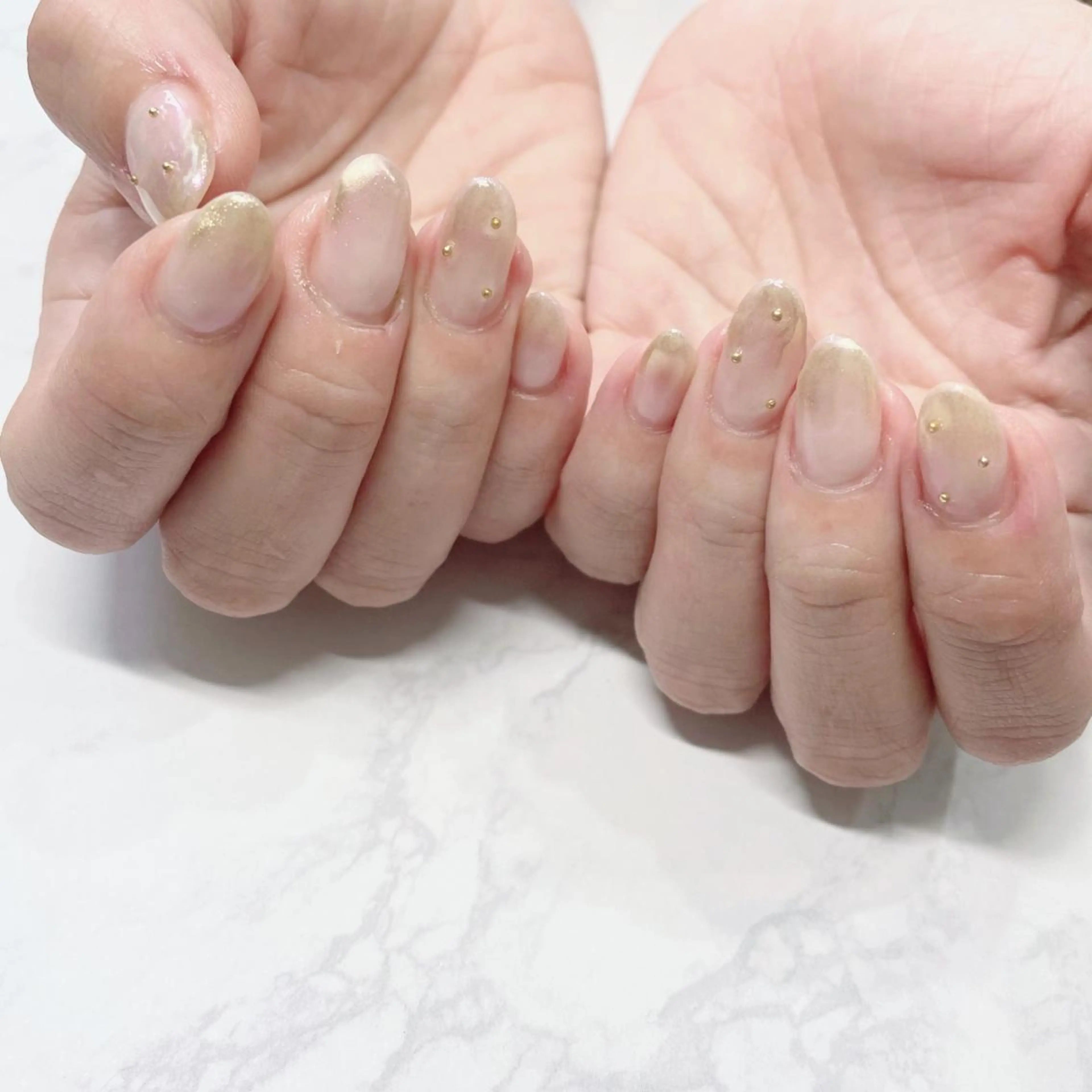 ネイル オーロラネイル ゴールド グラデーション ミラーネイル ホワイト mina Nailのネイルデザイン