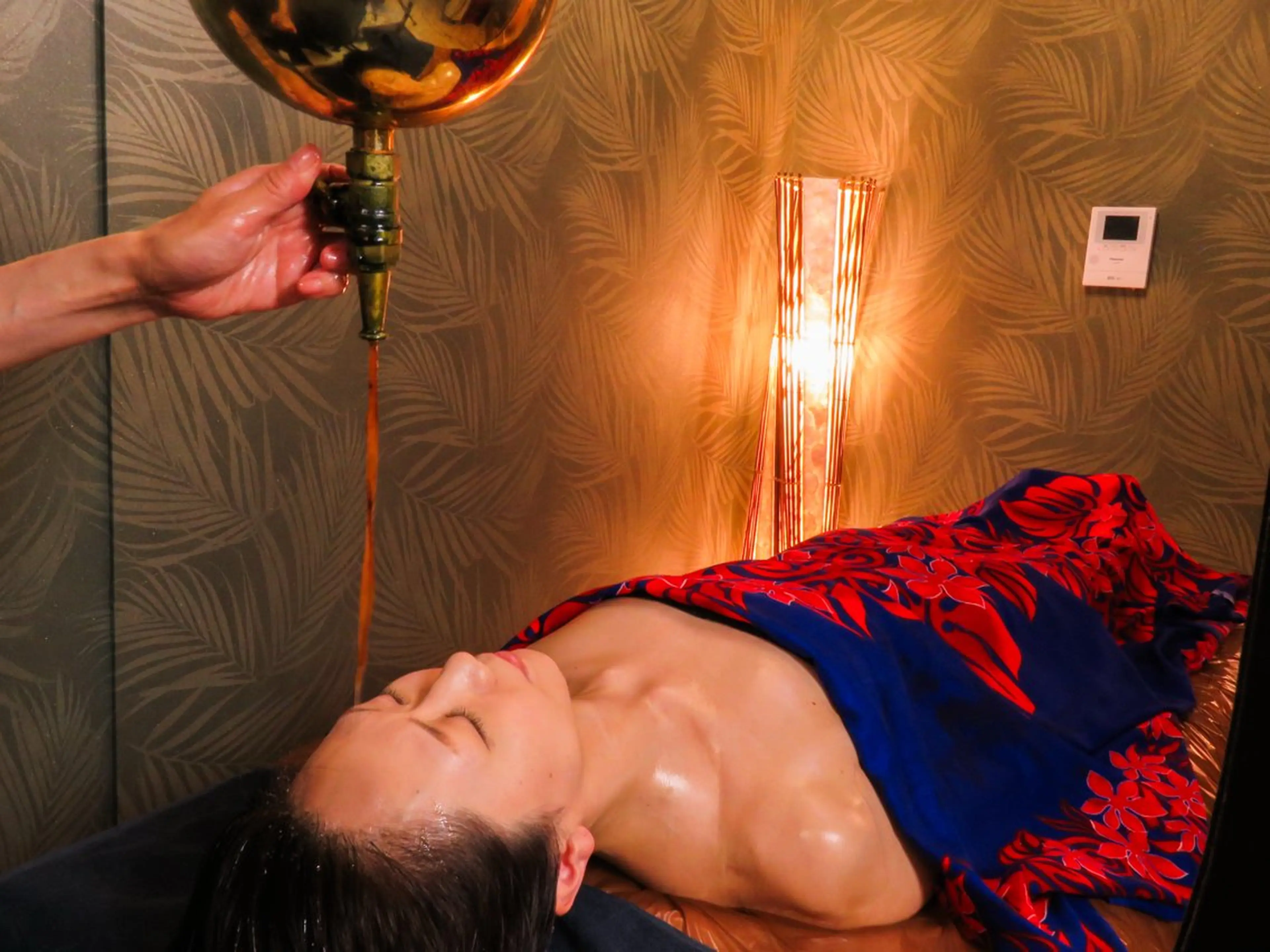 シロダーラ➕まつげパーマ【まつぱの待ち時間の間に、おでこからオイルを垂らし頭皮、デコルテ迄マッサージ】睡眠不良、眼精疲労の写真