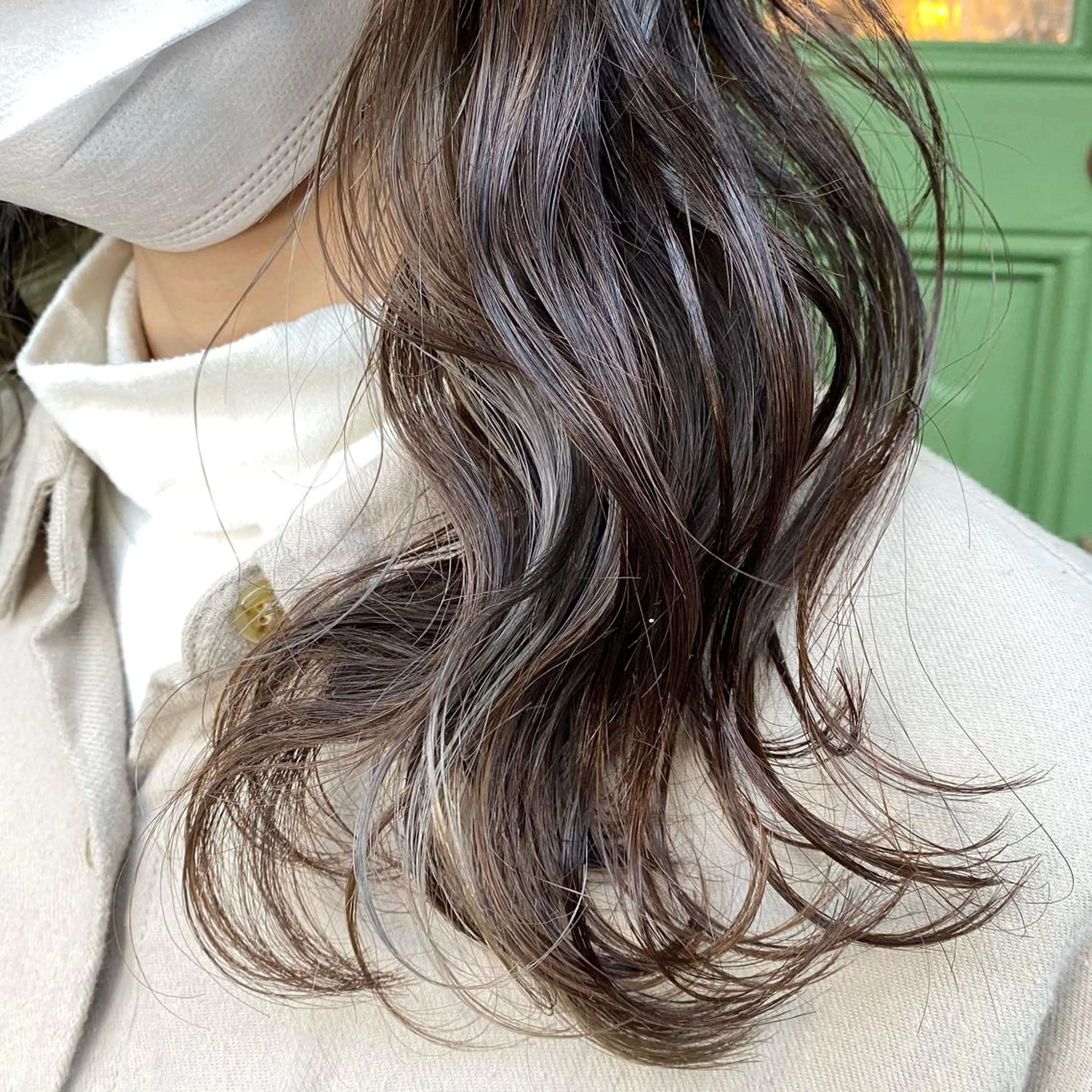 セミロング カラー アッシュ ブリーチ イヤリングカラー シルバー シルバーアッシュ ヘアカラー ヘッドスパ BRITS 渡辺 菜々子のヘアスタイル