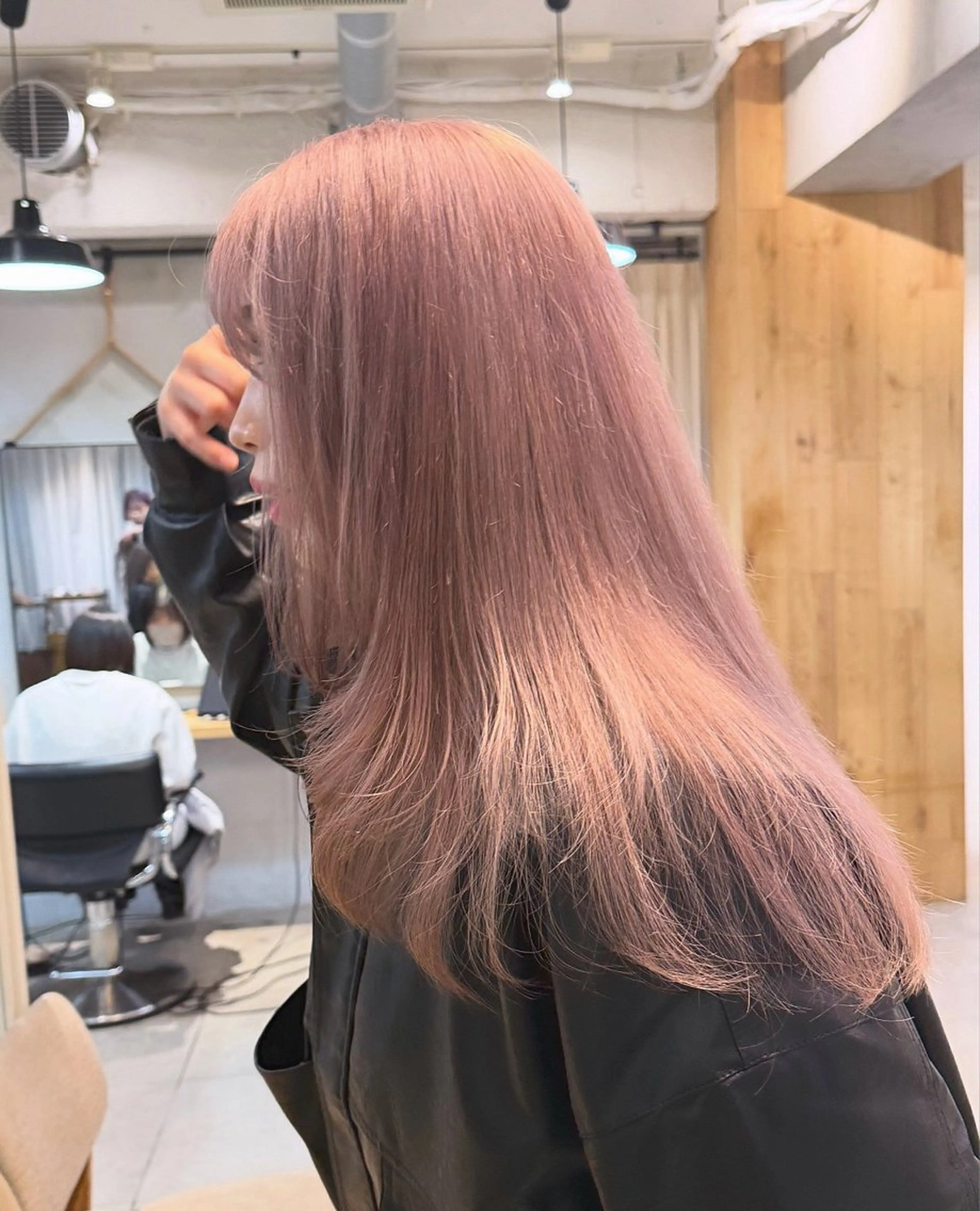 ロング カラー ミルクティー× グレージュMOMOのヘアスタイル