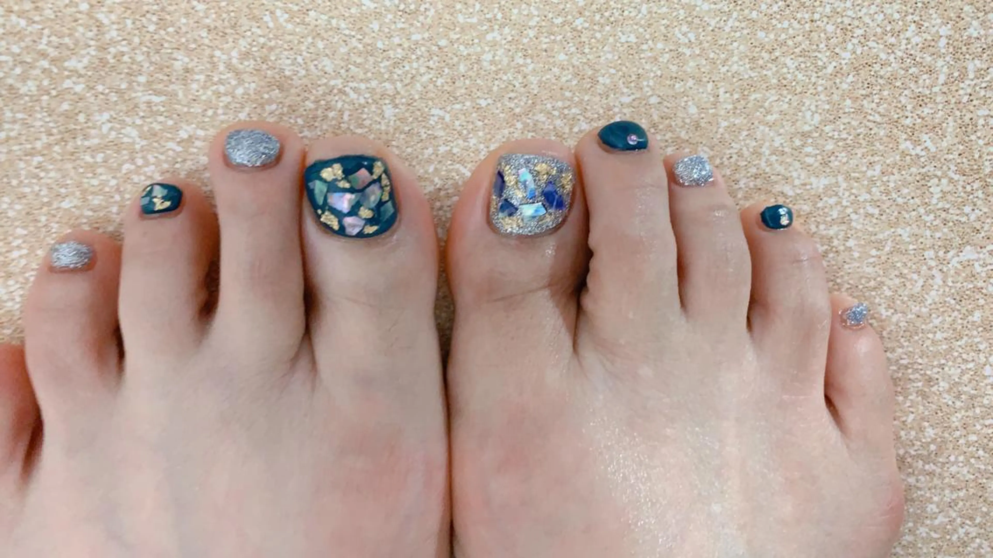 ネイル フットネイル ワンカラーネイル ストーンネイル nico.nico.mark NAIL所属・小林 梓のエステ・リラクイメージ