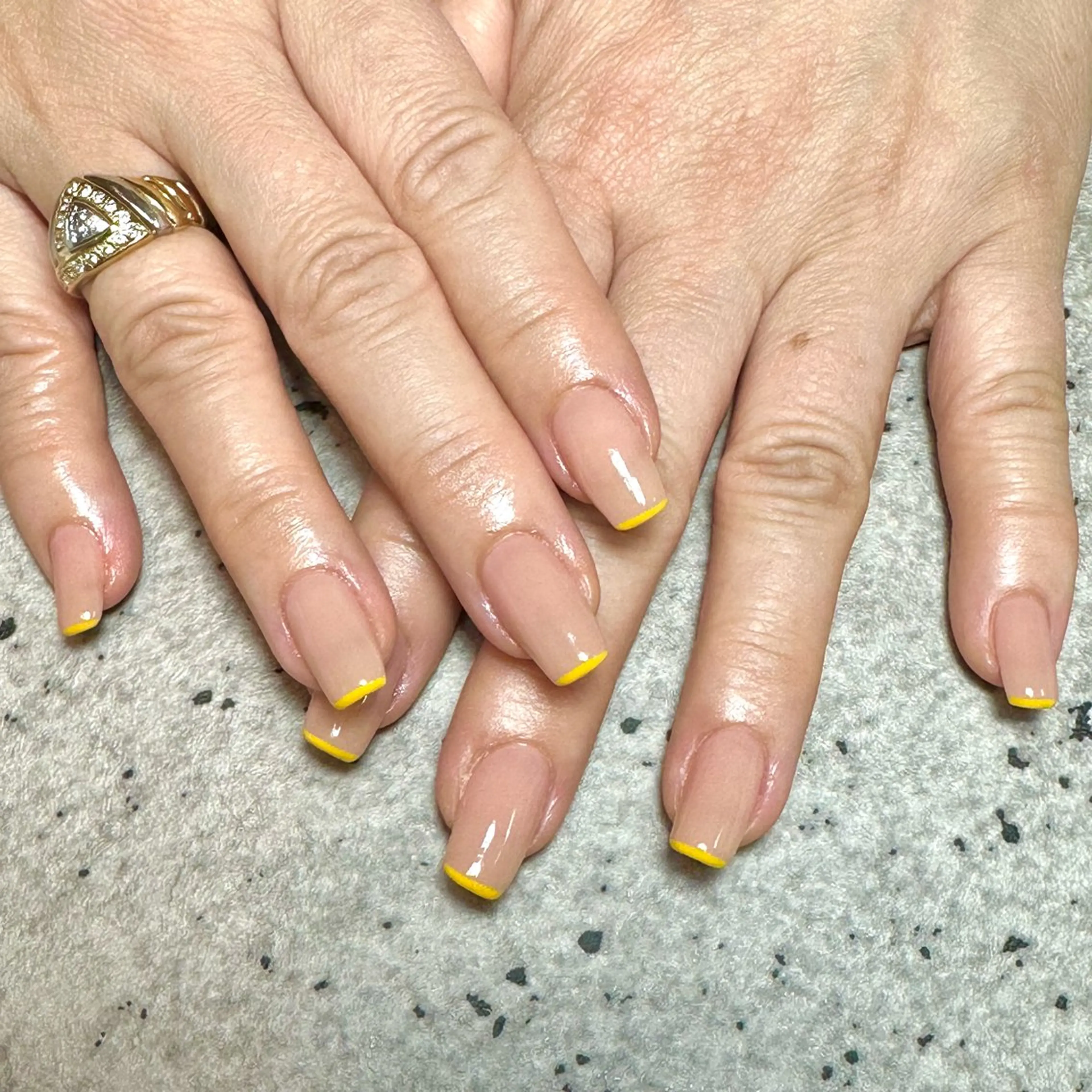ネイル フレンチネイル 黄色 ハンドネイル フットネイル GéRanium Harukaのネイルデザイン