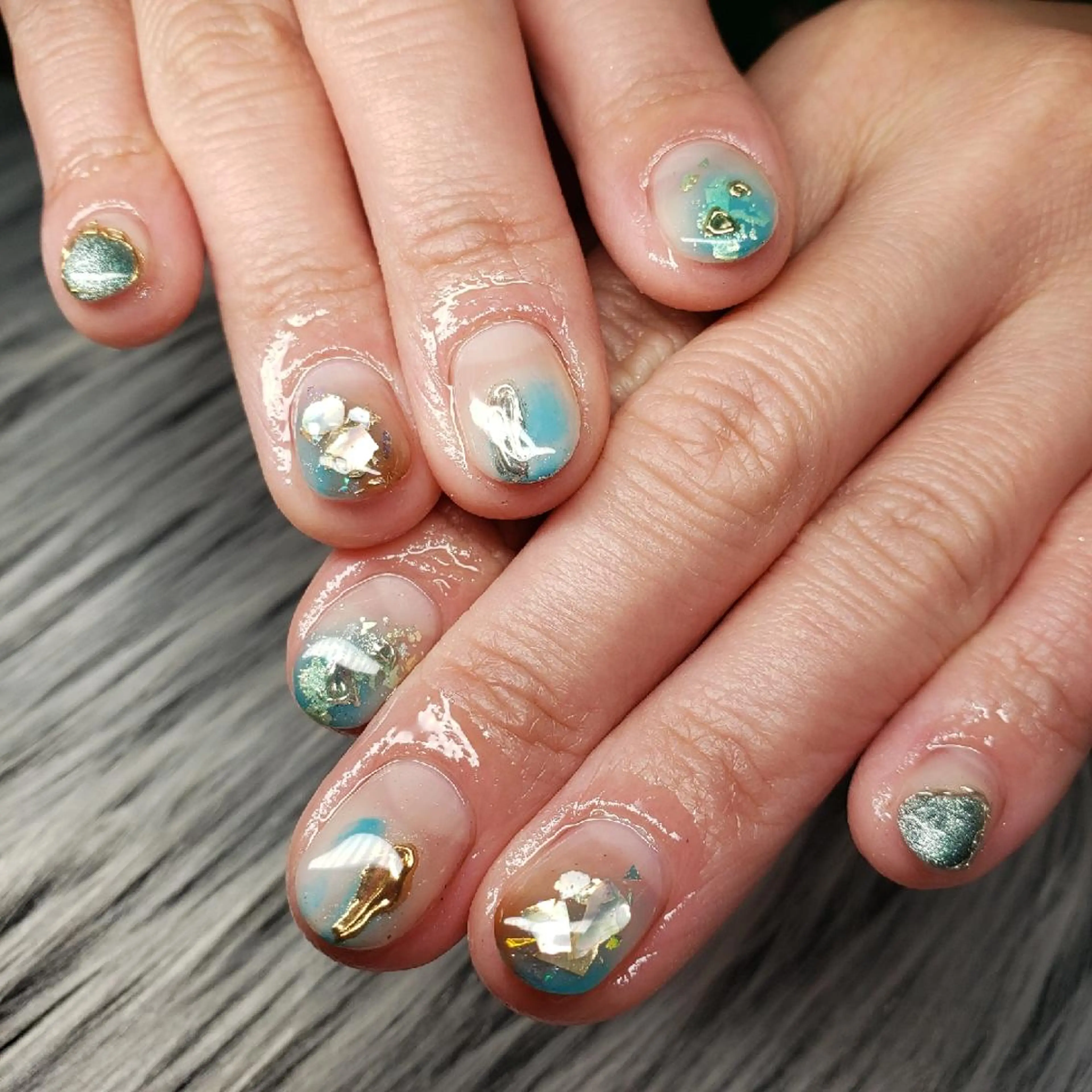 ネイル ゴールド 水色 マグネットネイル ミラーネイル ニュアンスネイル Nail salon Coco所属・Nail salon Coco【溝の口駅】のネイルデザイン