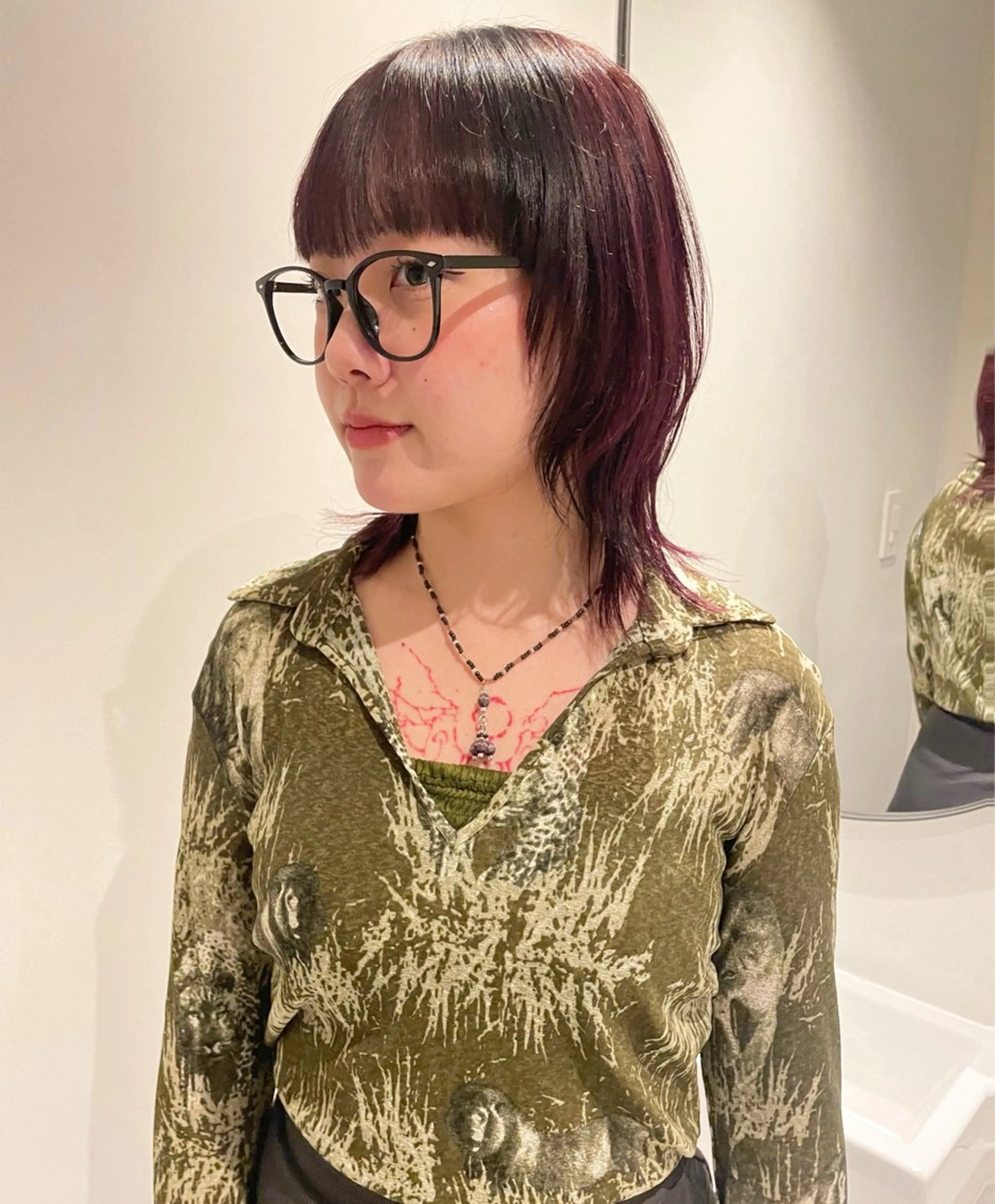 ミディアム カラー 黒髪 ボルドーカラー ラベンダーカラー レッドカラー 卒業式のヘアスタイル ヘアカラー トリートメント MIU/ルーツカラー 顔まわりレイヤーのヘアスタイル