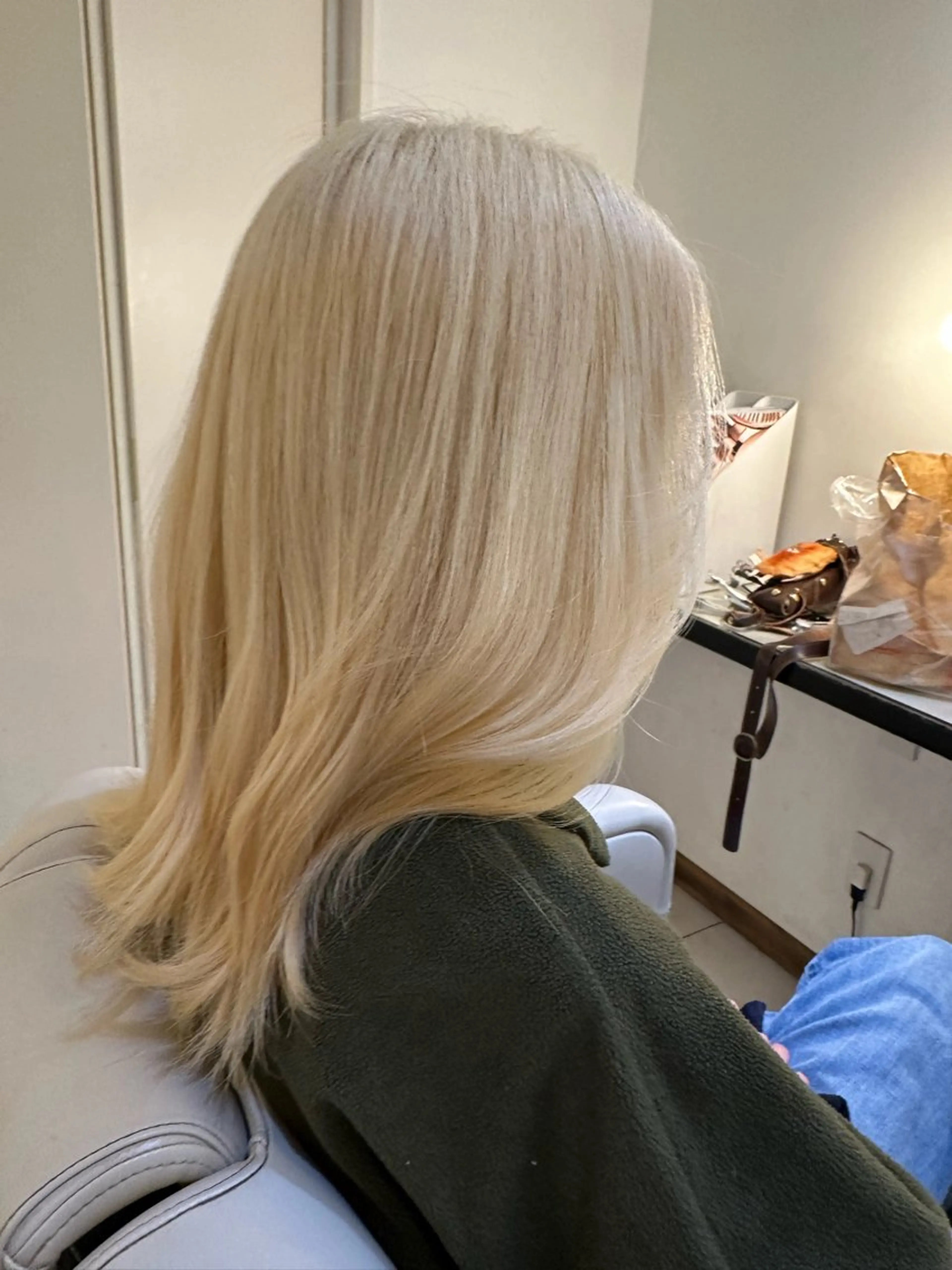 セミロング カラー 抜きっぱなしブロンド ブロンド カット ヘアカラー トリートメント fiorista岡田 まゆこのヘアスタイル