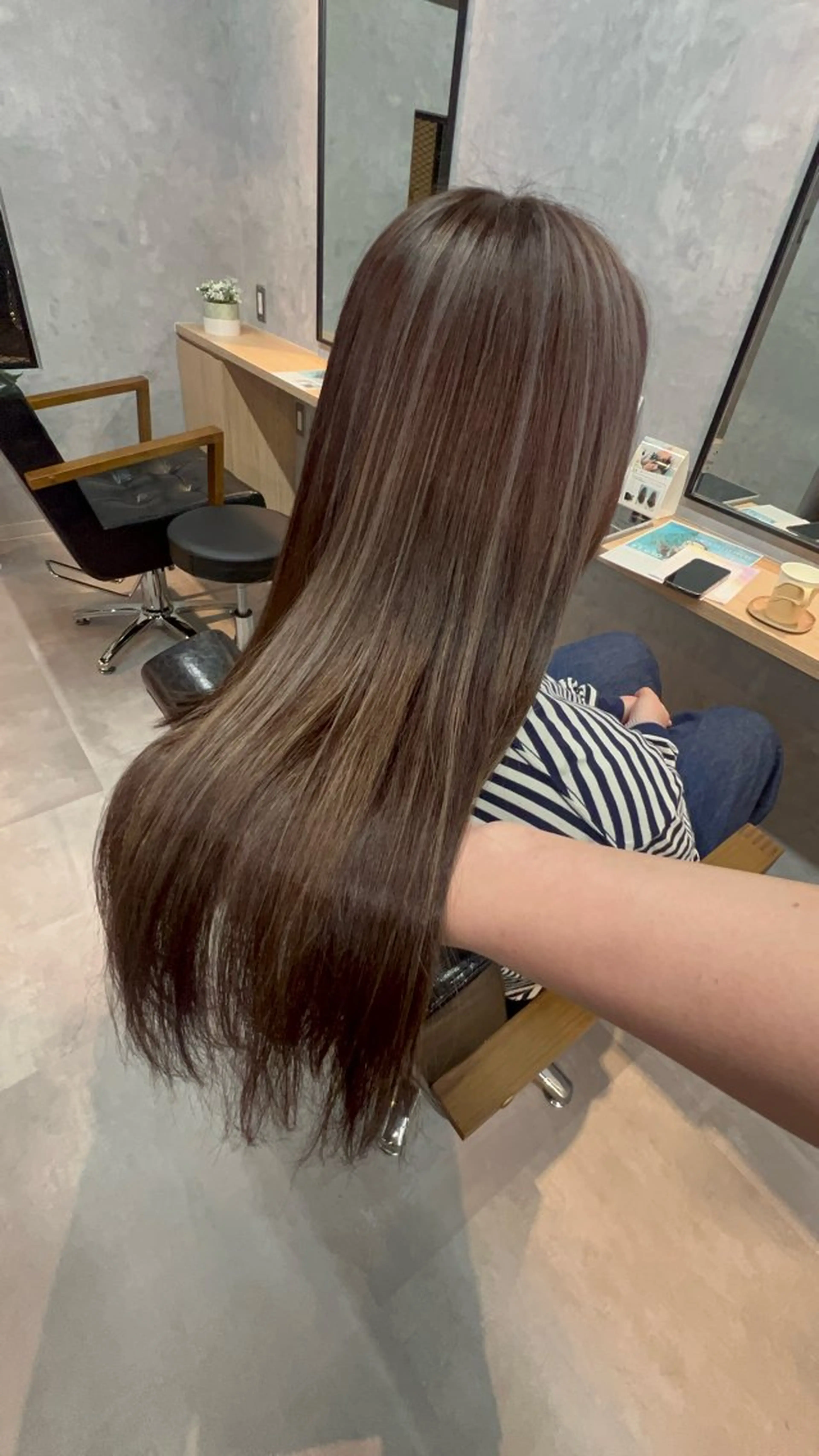 ロング motoトップカラー リスト/ブリーチカラのヘアスタイル