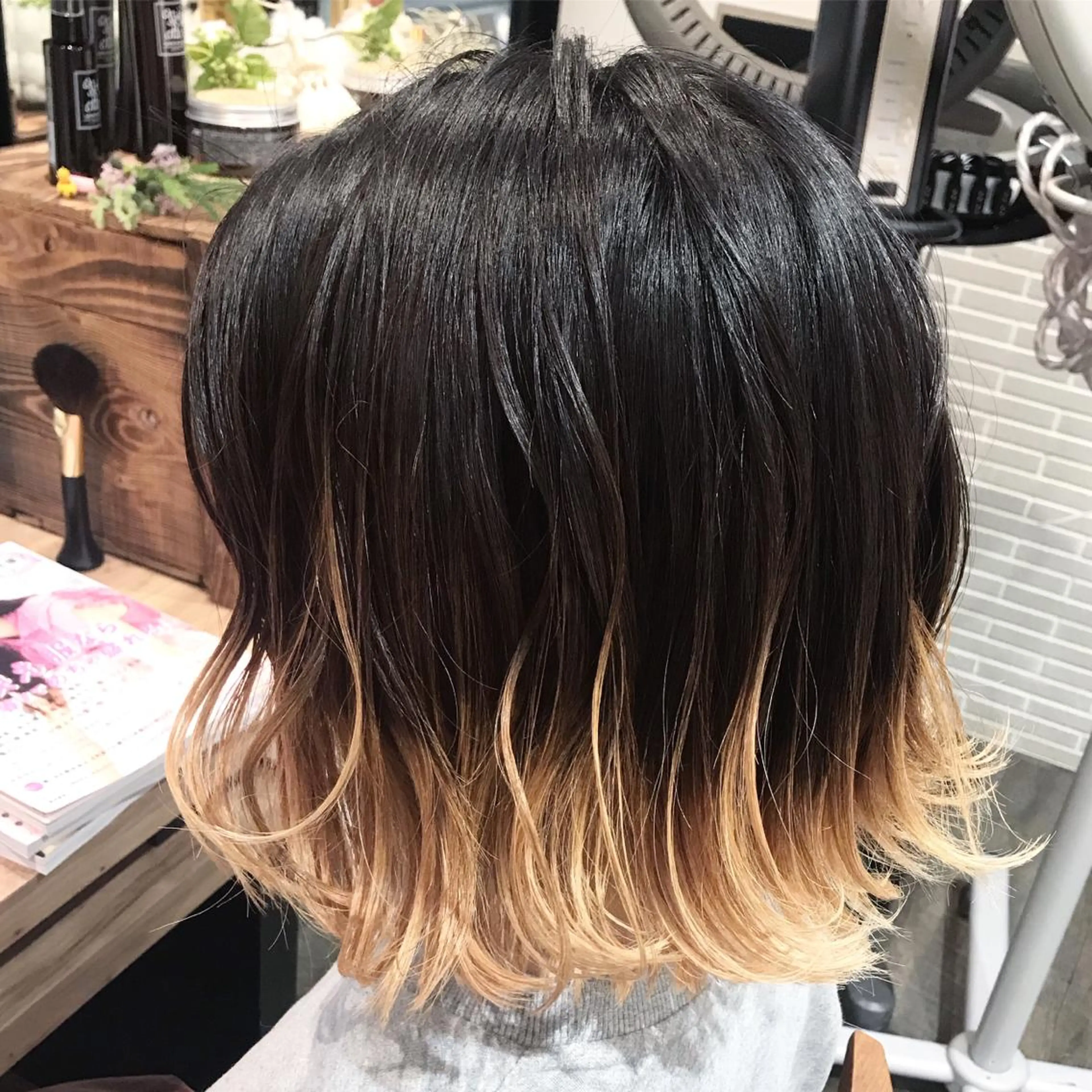 ショート カラー アッシュ アッシュグレー アッシュグレージュ バレイヤージュ ブリーチ AMI Hair  supply所属・髪質改善カラー 韓国風レイヤーのヘアスタイル