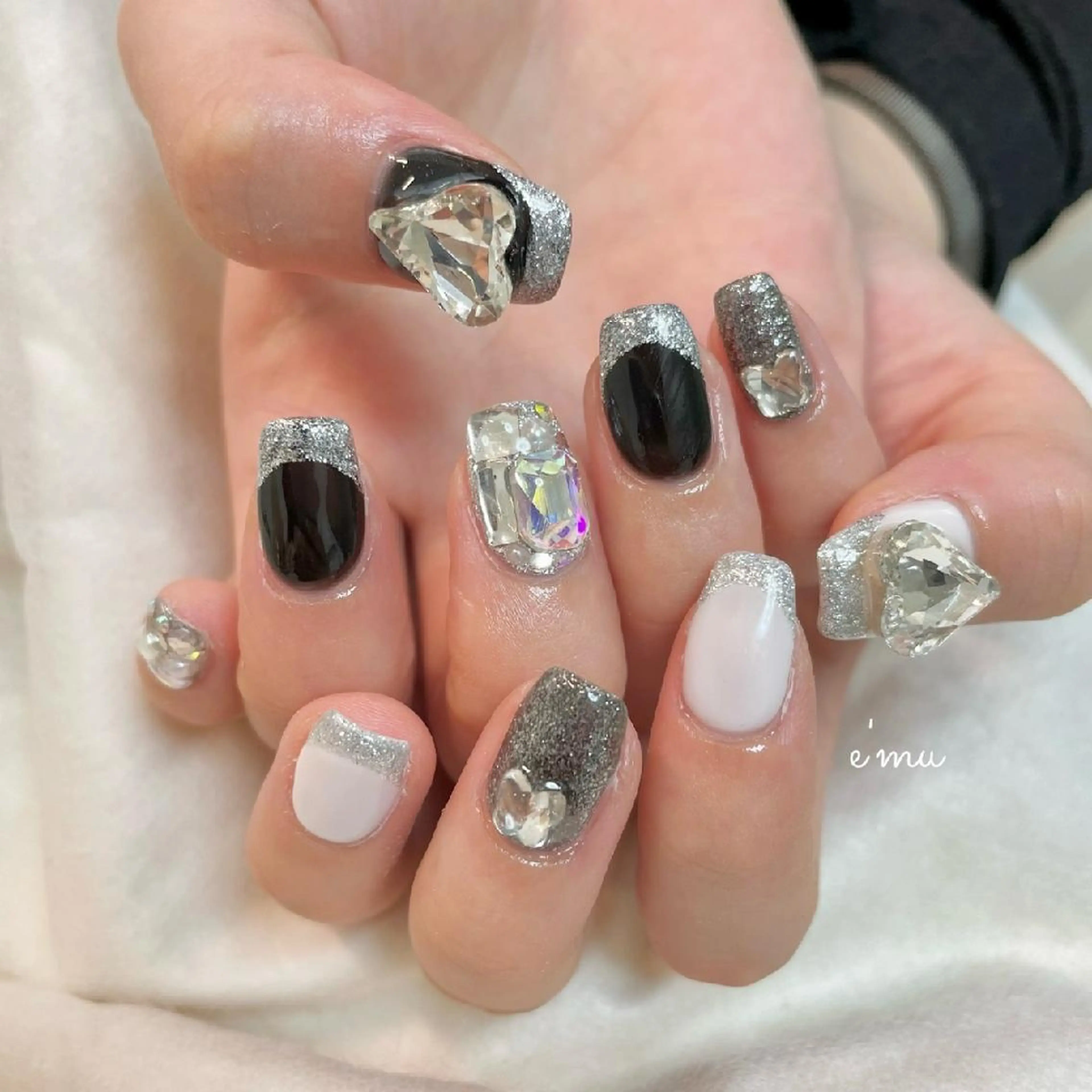 ネイル ハート キラキラネイル 韓国ネイル nail salon e'mu💐のネイルデザイン