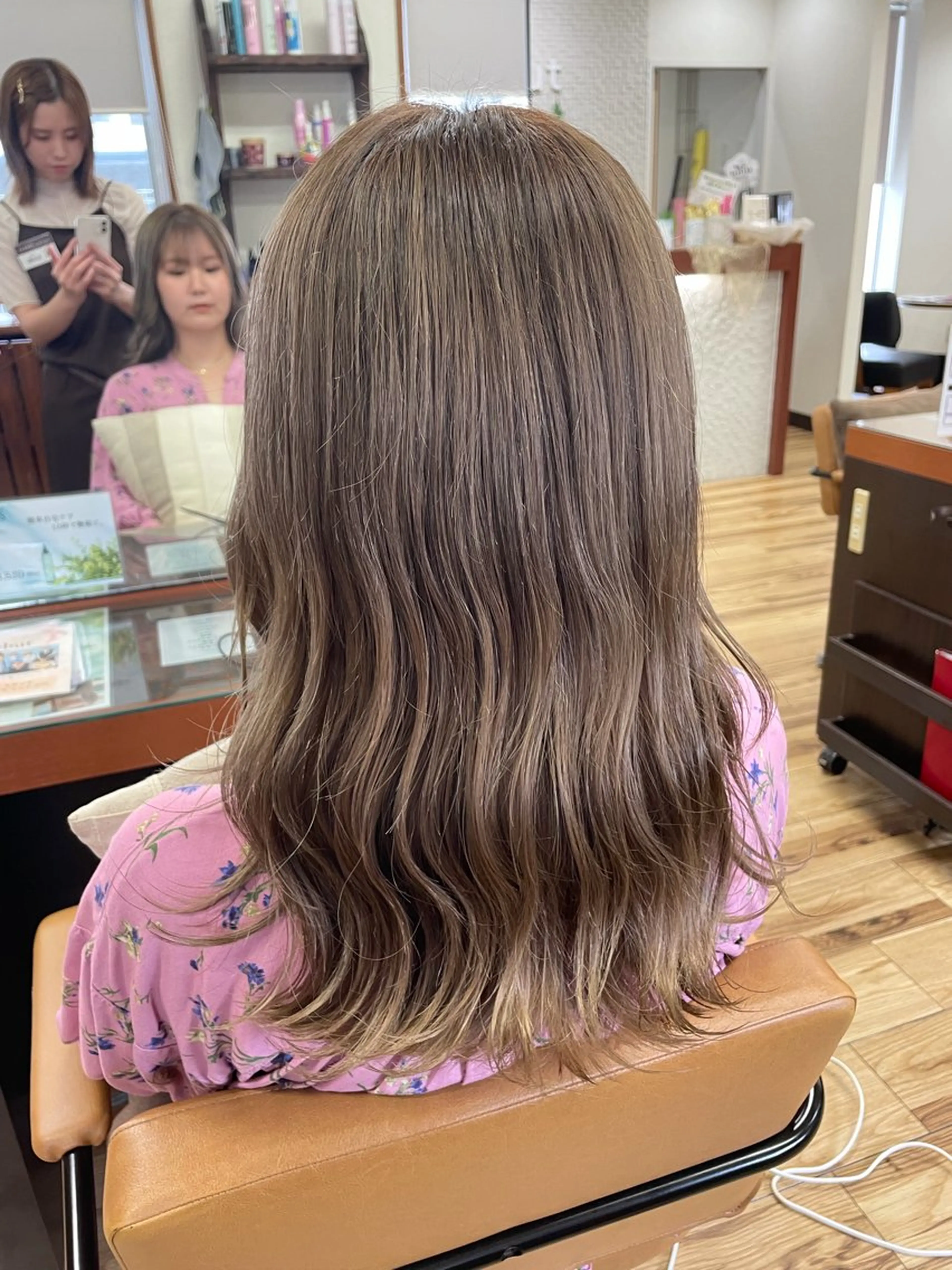 ミディアム 榮 百合香のヘアスタイル