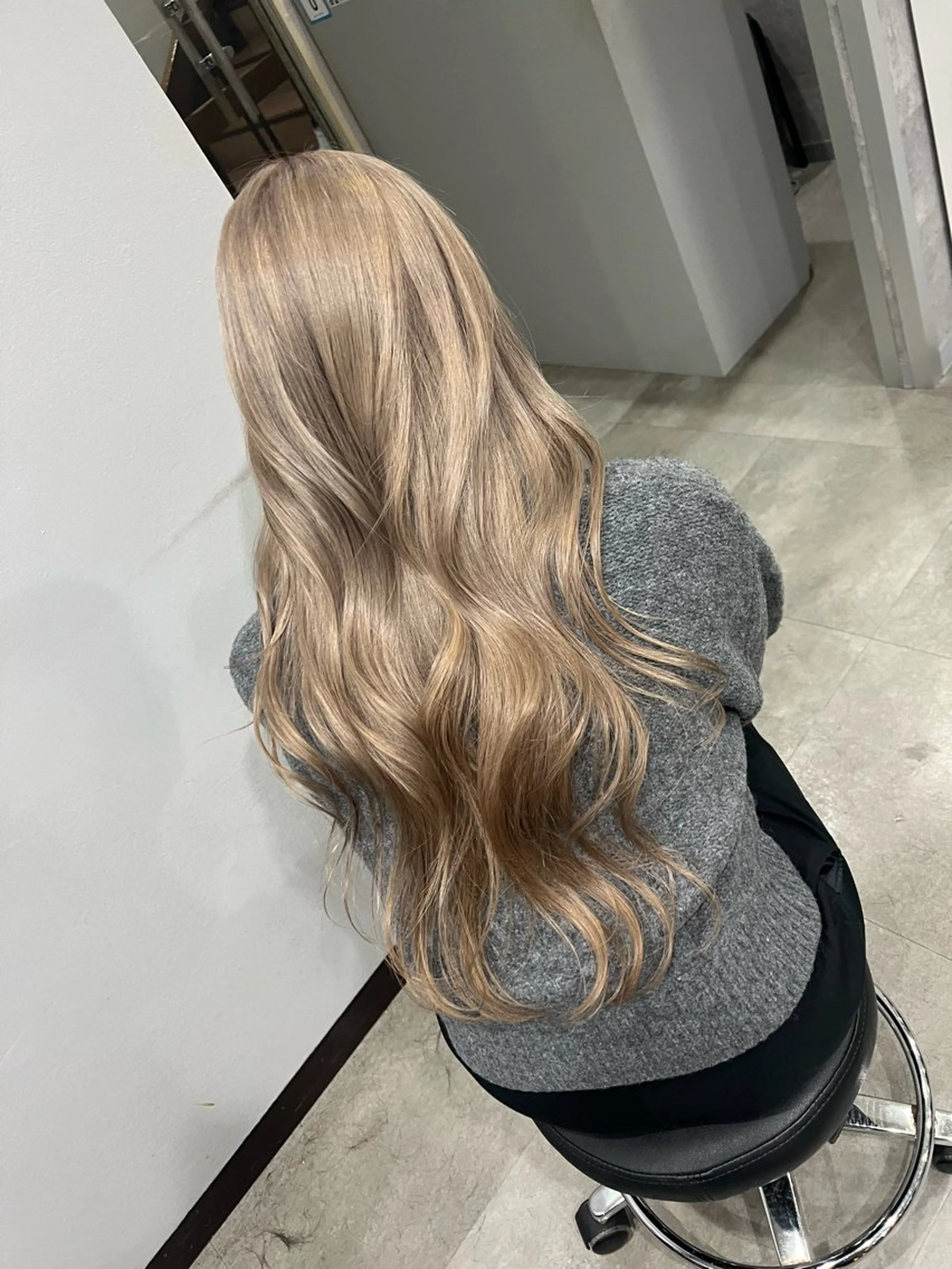 ロング カラー ベージュカラー ブリーチ ケアブリーチ ハイトーンカラー ミルクティーベージュ ヘアカラー 'Oli所属・寺嶋 貴大のヘアスタイル