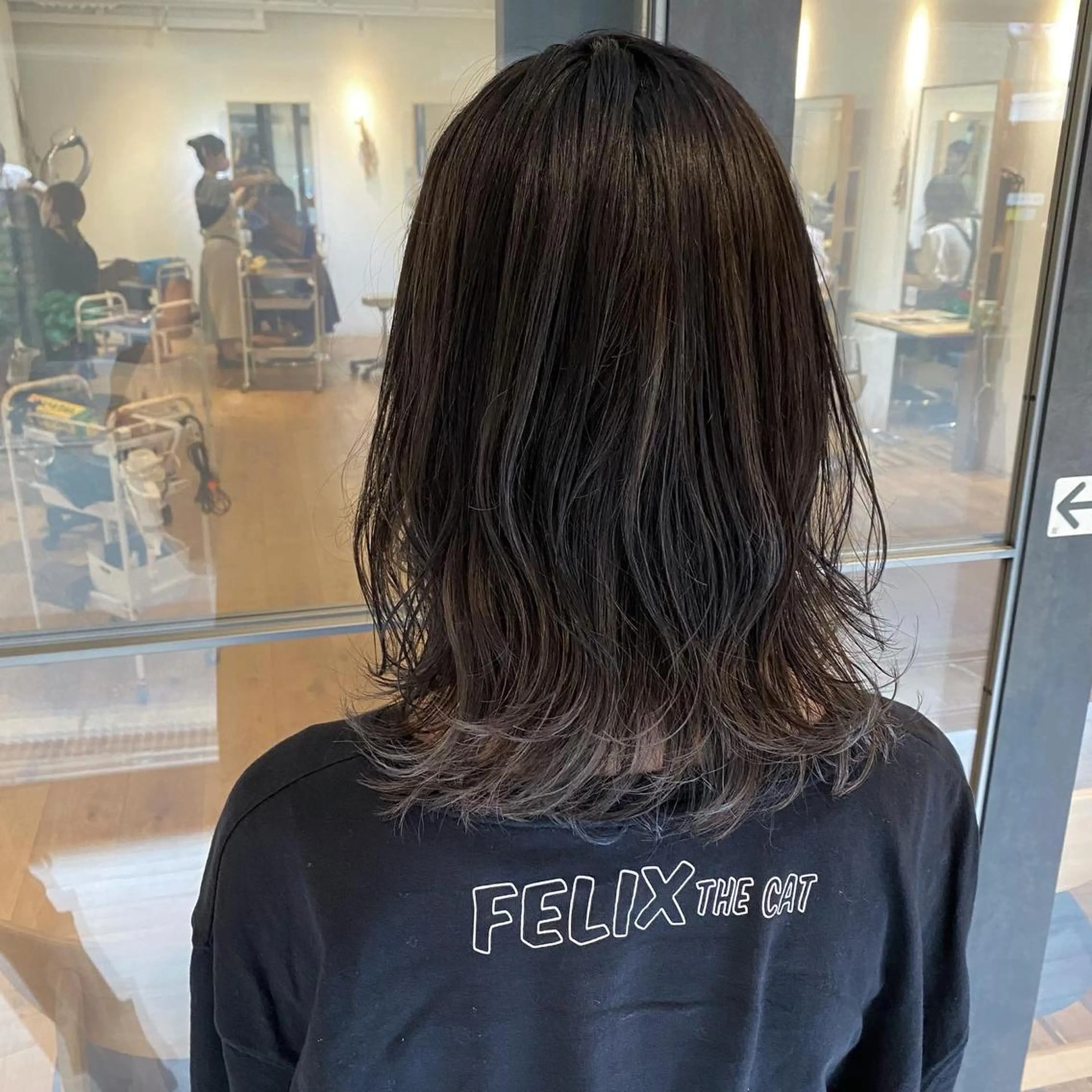 ミディアム カラー ダークグレー ハイライトカラー ハイライト ヘアカラー トリートメント newi 京橋 【yuuki】のヘアスタイル