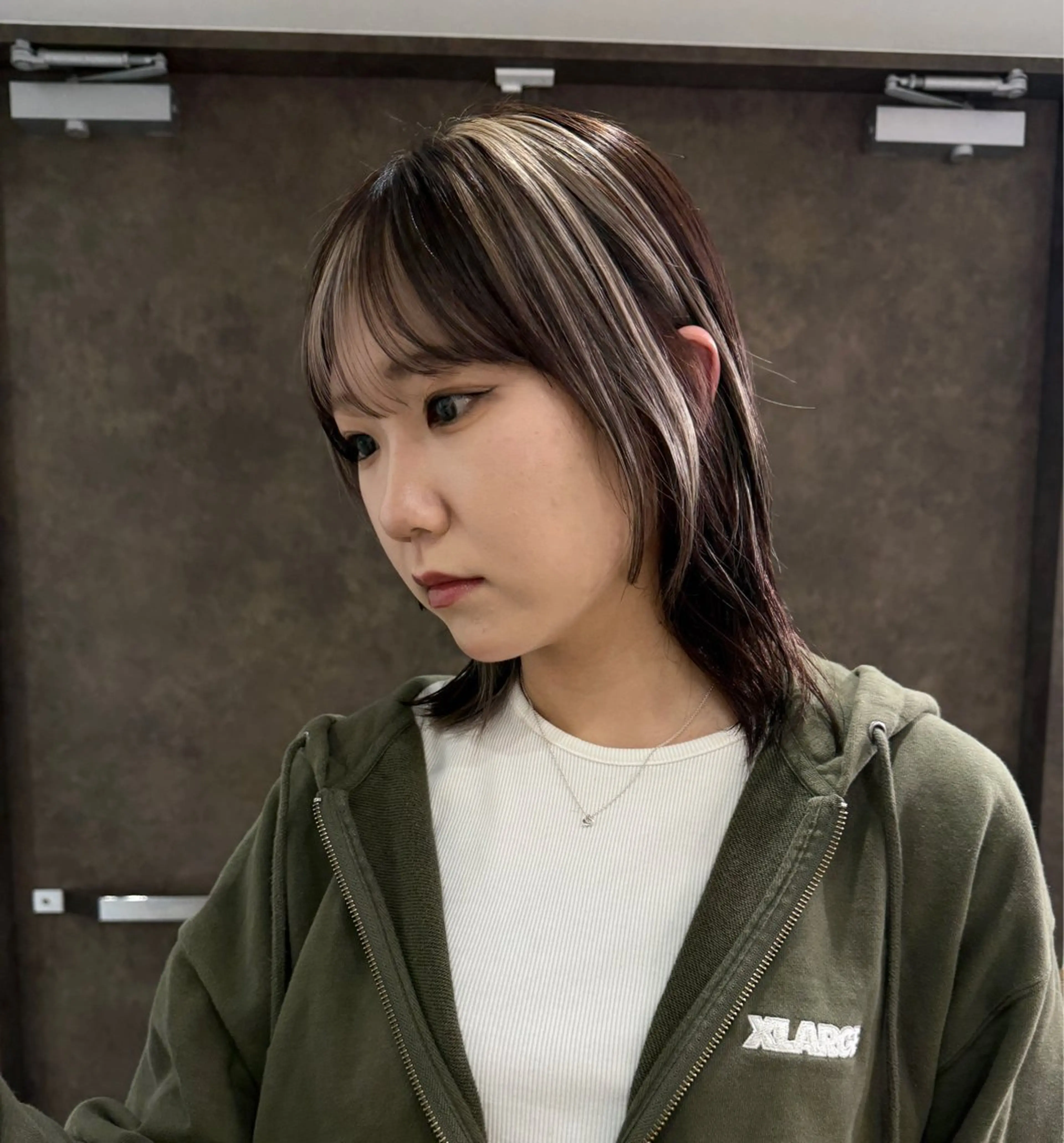 ミディアム ヘアカラー 個性派ハイトーン🪽 堀内志茉🍀のヘアスタイル