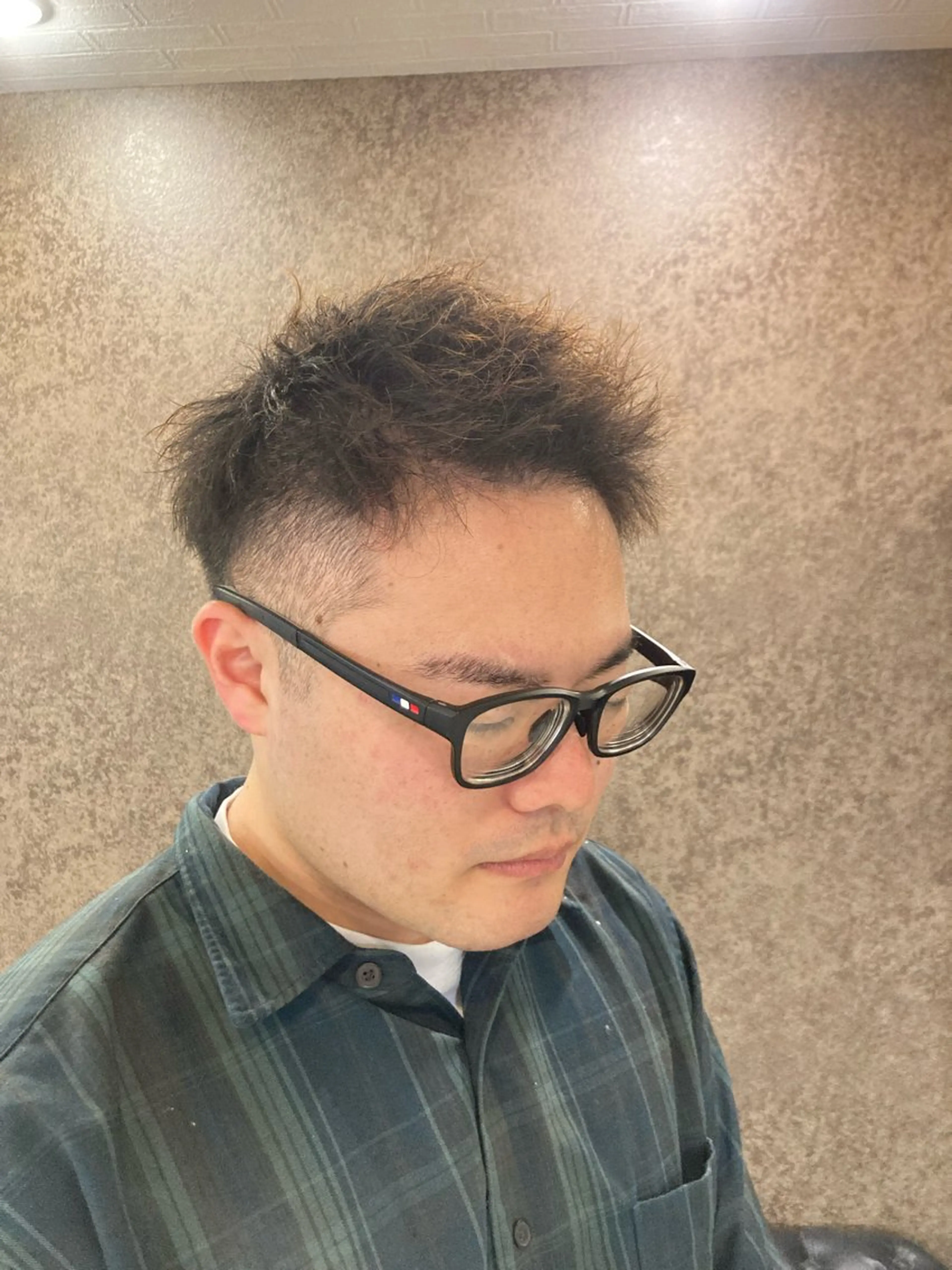 ショート パーマ メンズ フェードカット メンズパーマ メンズツイストパーマ ツイストパーマ ドルクス上野店所属・【10代20代限定】 トミモトのヘアスタイル