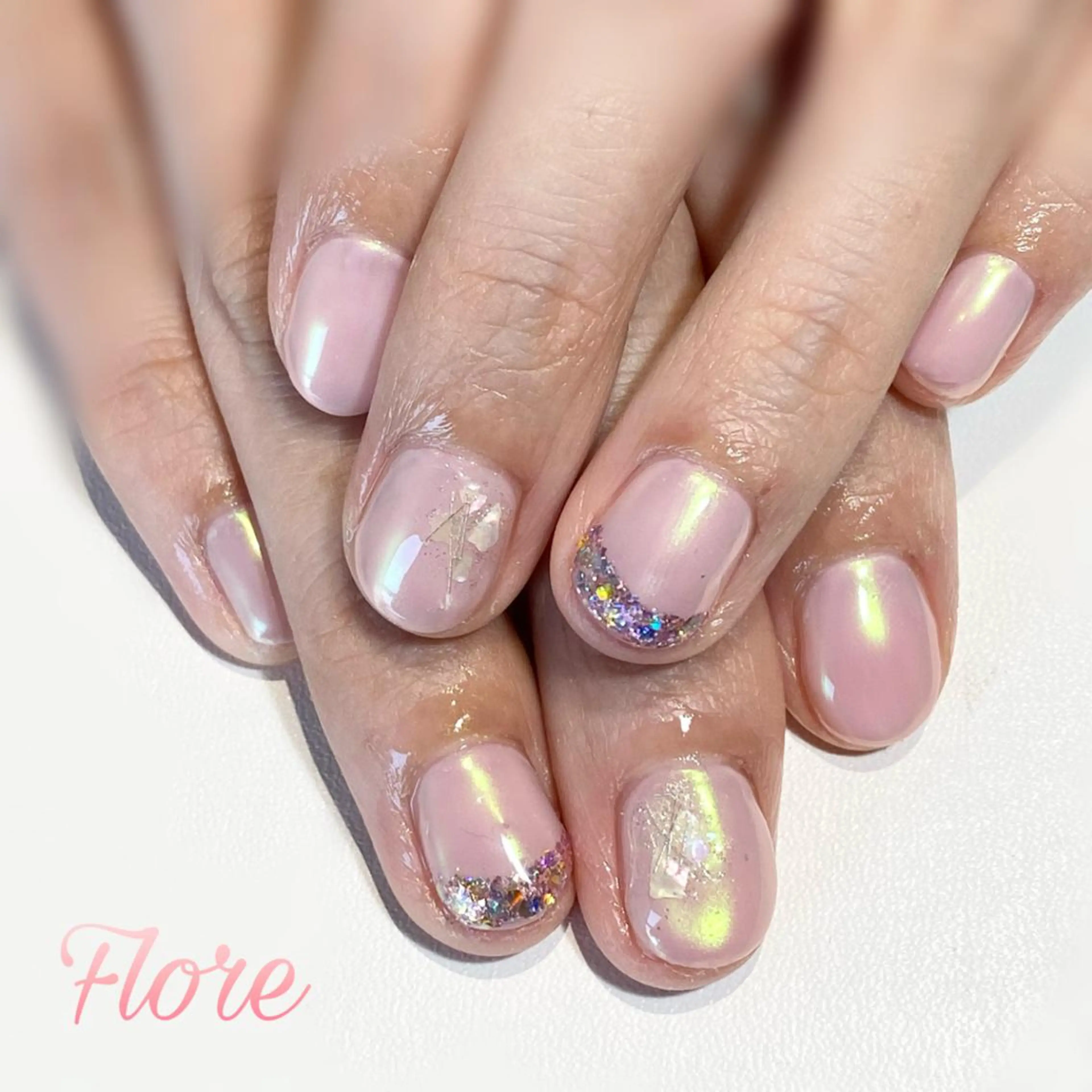 ネイル フレンチネイル ガラスフレンチ キラキラネイル ショートネイル Flore (フロール)の眉毛・アイブロウイメージ