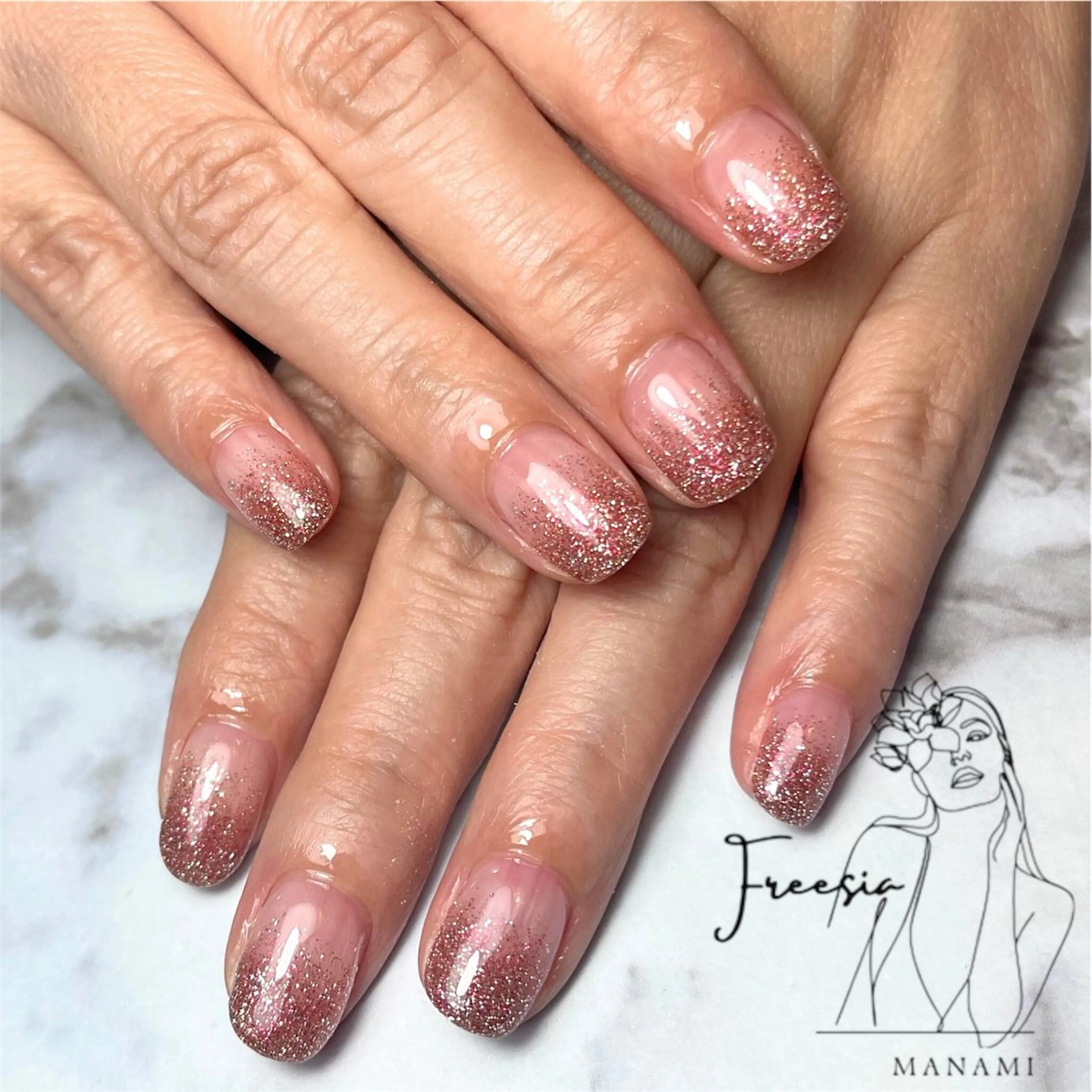 ネイル フラッシュネイル グラデーション ラメ(グリッター) ラメグラデーション ピンク ハンドネイル freesia Manamiのネイルデザイン