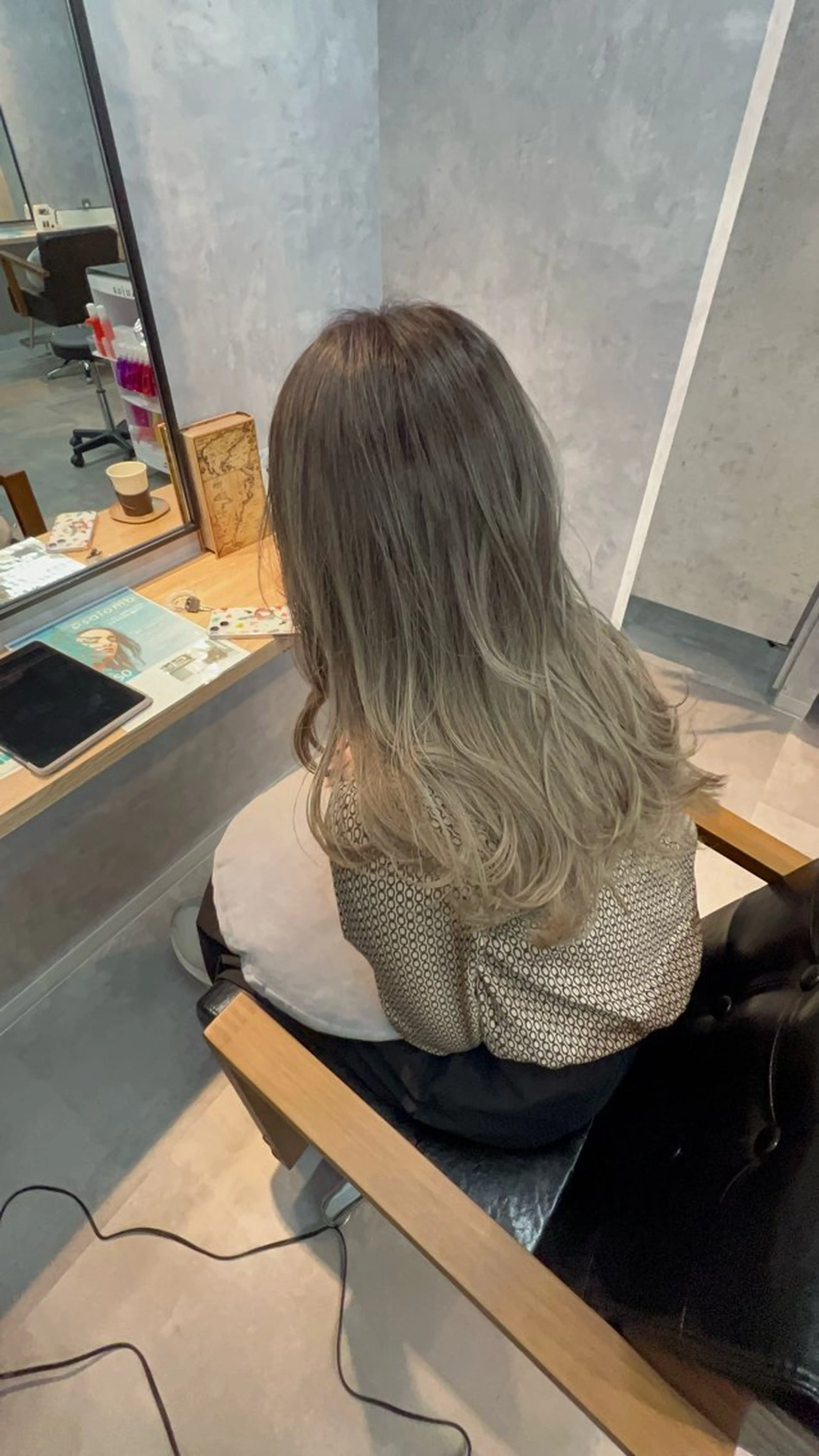 ロング カット ヘアカラー motoトップカラー リスト/ブリーチカラのヘアスタイル