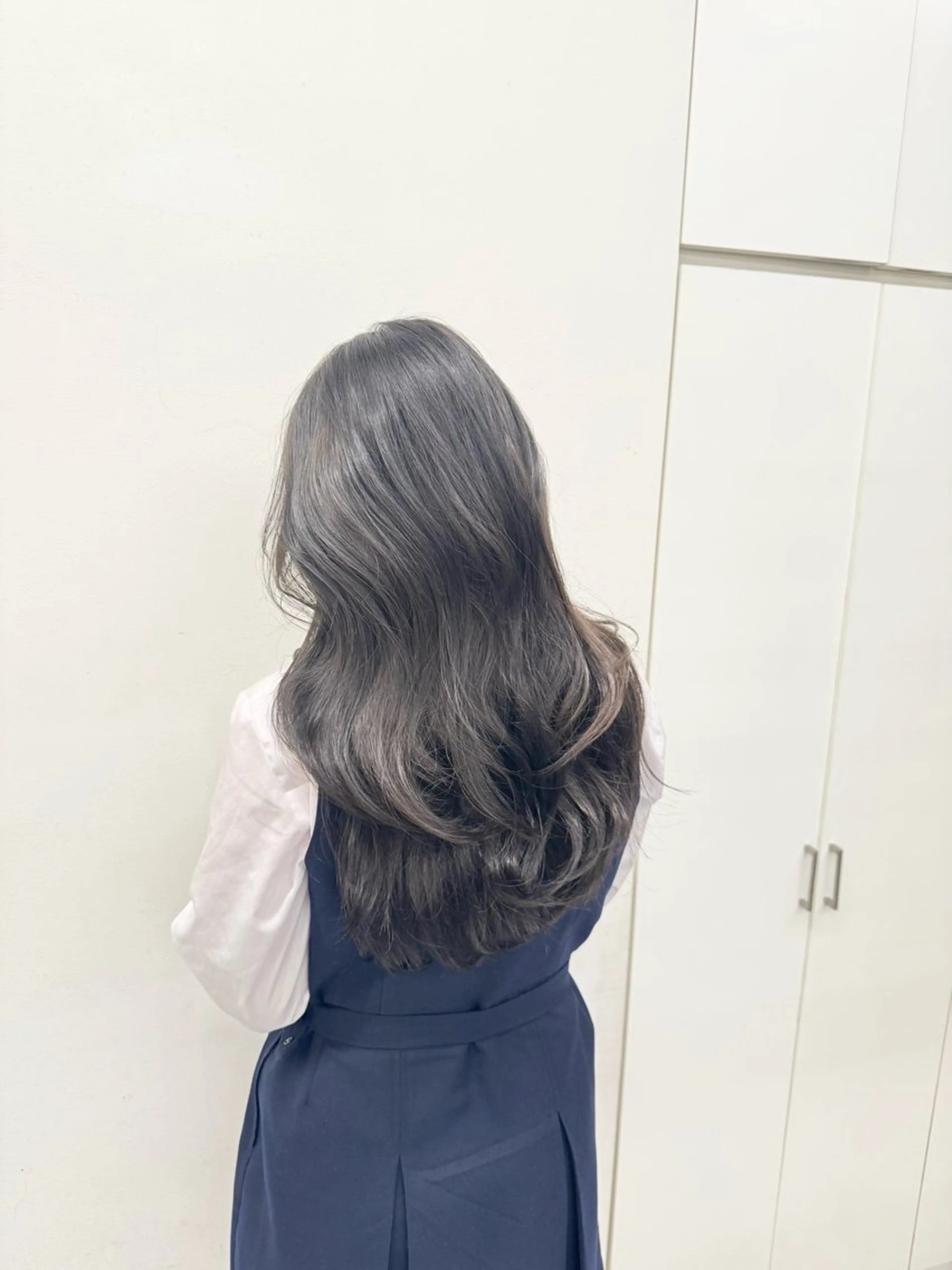 セミロング カラー ヘアアレンジ ベージュカラー 黒髪 ブリーチ ブルーカラー ブルーブラック ヘアカラー トリートメント ヘッドスパ ヘアセット 艶カラー の達人のヘアスタイル