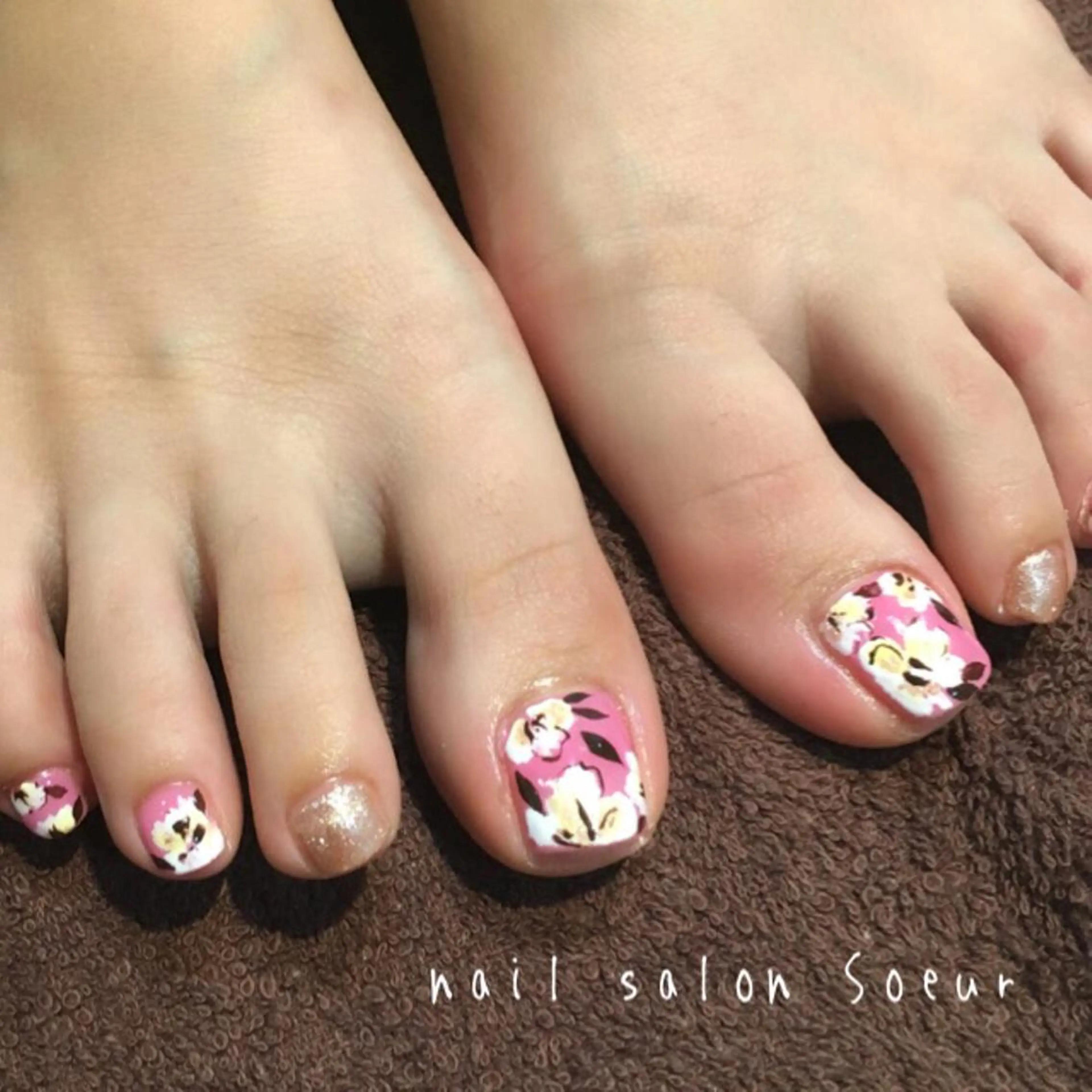 ネイル フラワーネイル フットネイル ゴールド ラメ(グリッター) ニュアンスネイル フットネイル nail salon Soeurのネイルデザイン