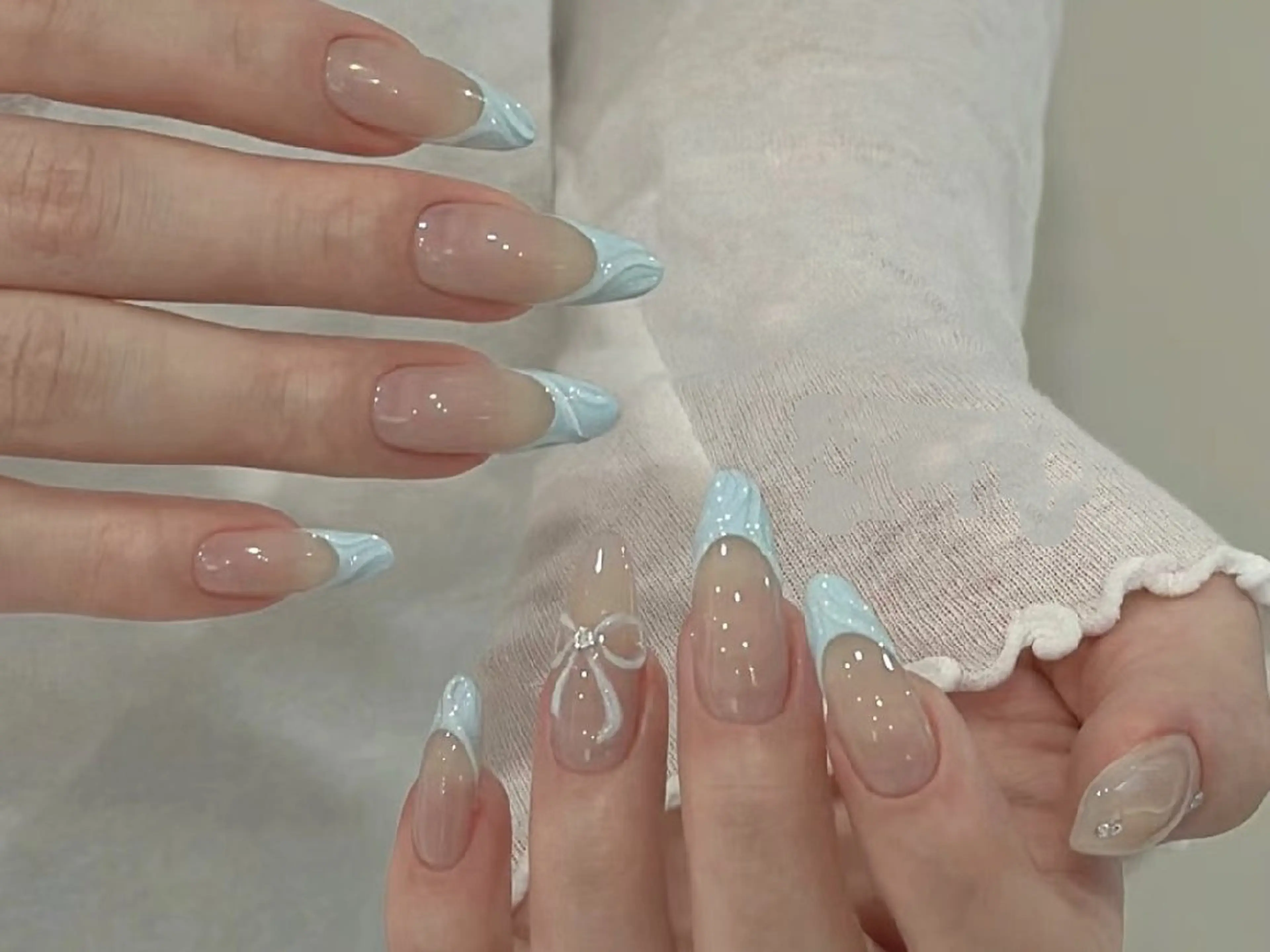 ネイル アートネイル フレンチネイル 水色 持ち込み リボン ハンドネイル UM Nail Salonのネイルデザイン