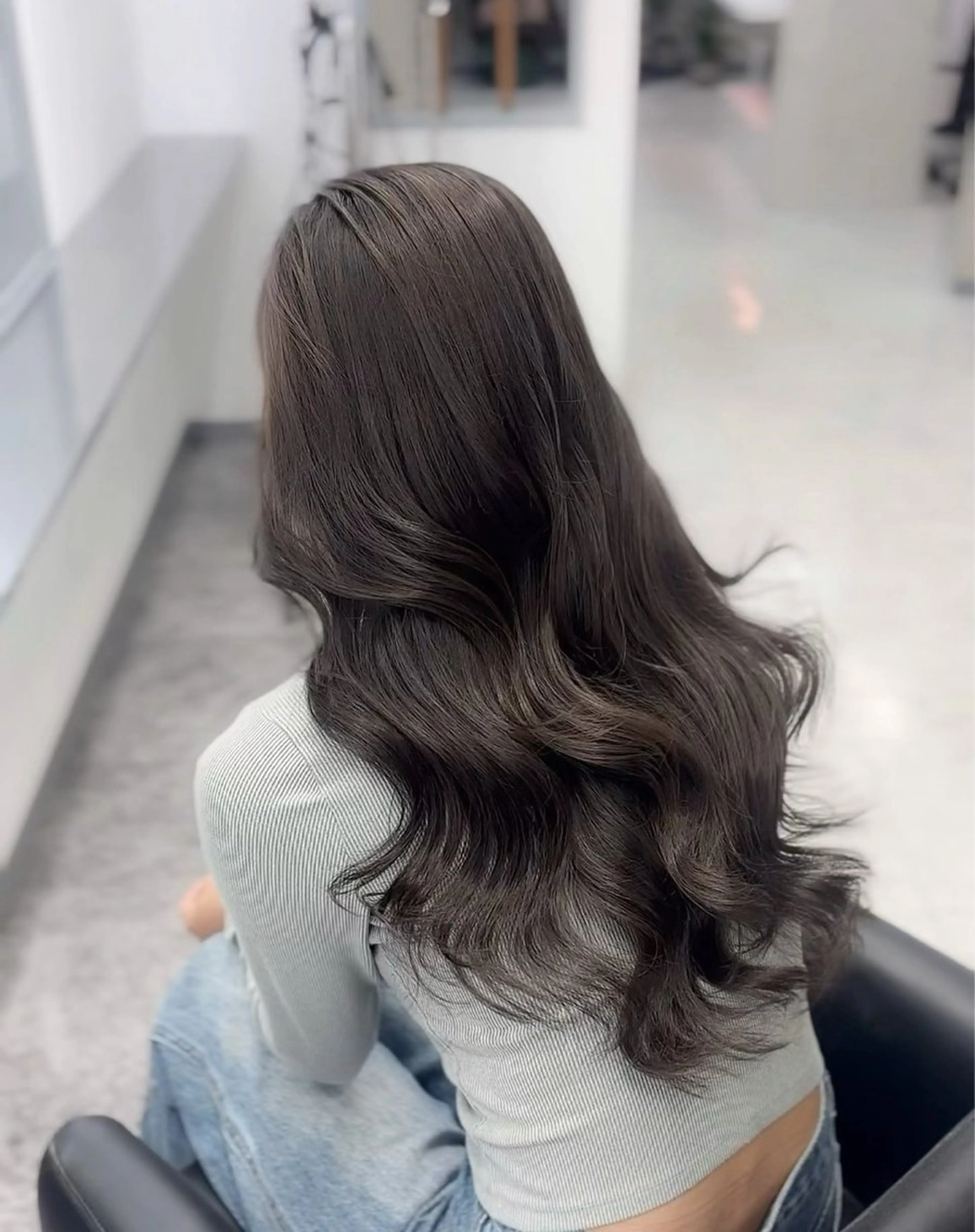 ロング ヘアカラー トリートメント シオン/艶髪/ グレージュカラーのヘアスタイル