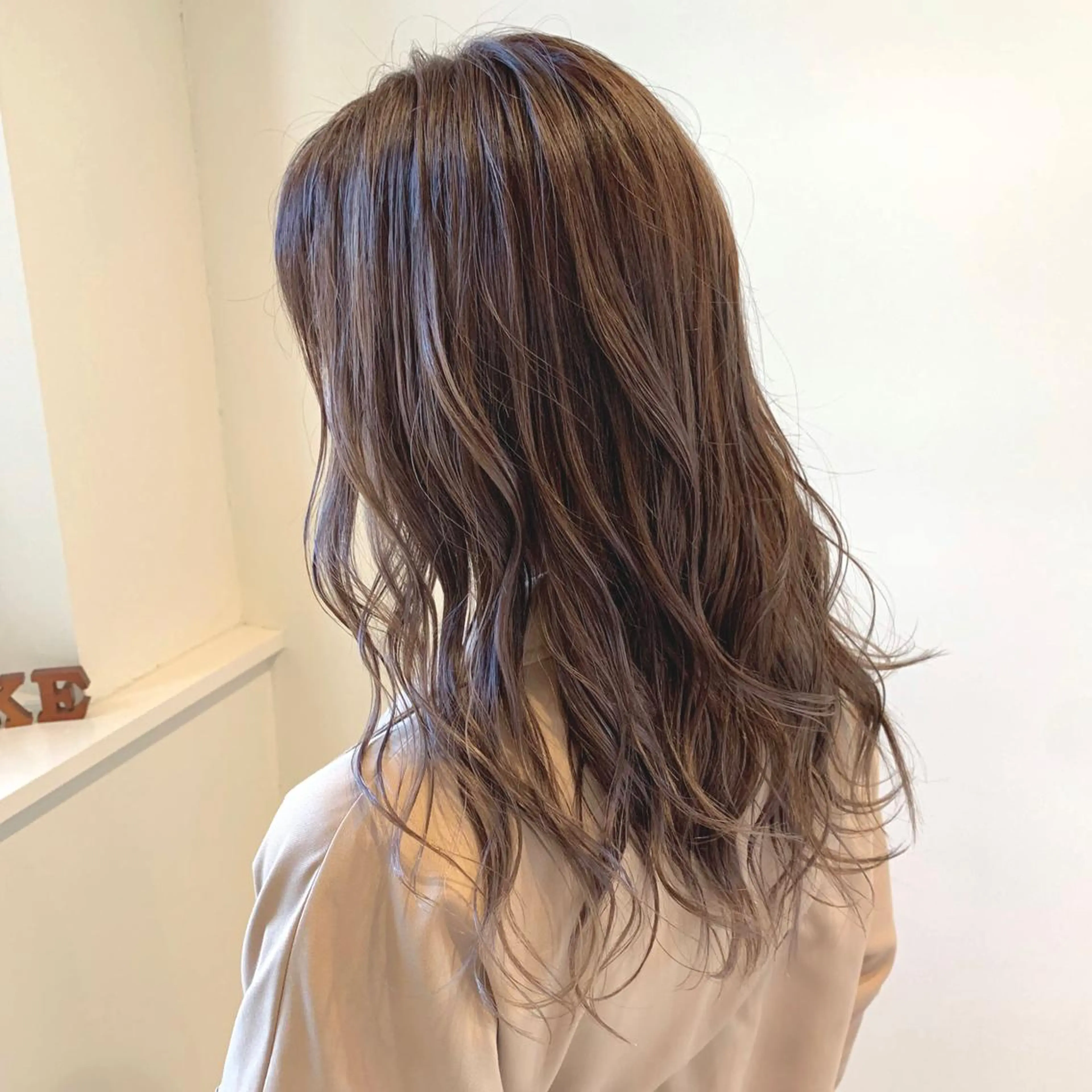 ミディアム カラー バレイヤージュ ベージュカラー ミルクティーベージュ レイヤーカット 清水 亮太/赤み消しカラーのヘアスタイル