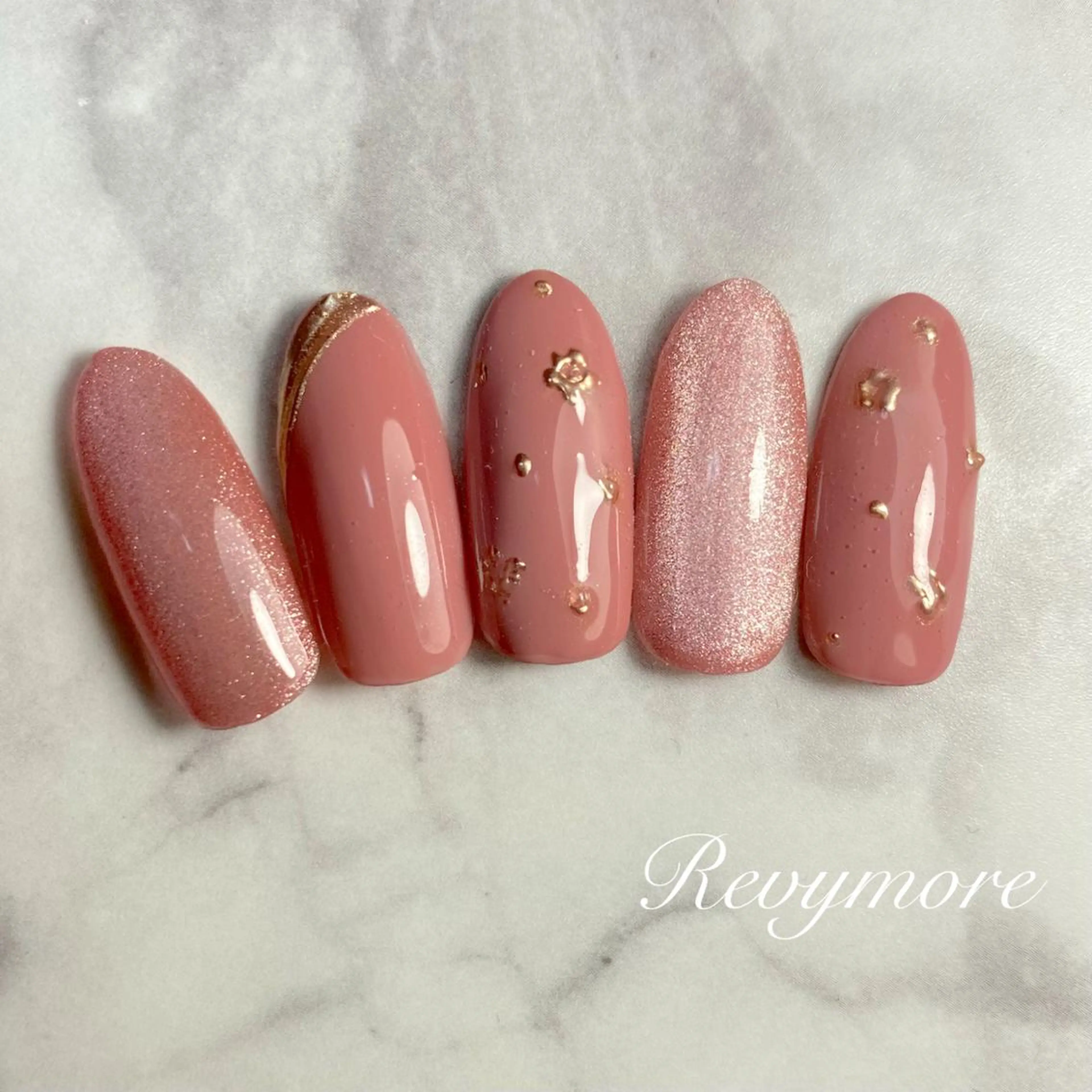 ミディアム ネイル 韓国風ヘア ジェルネイル キラキラネイル 韓国ネイル マグネットネイル nail salon Revymore所属・nail salon Revymoreのネイルデザイン