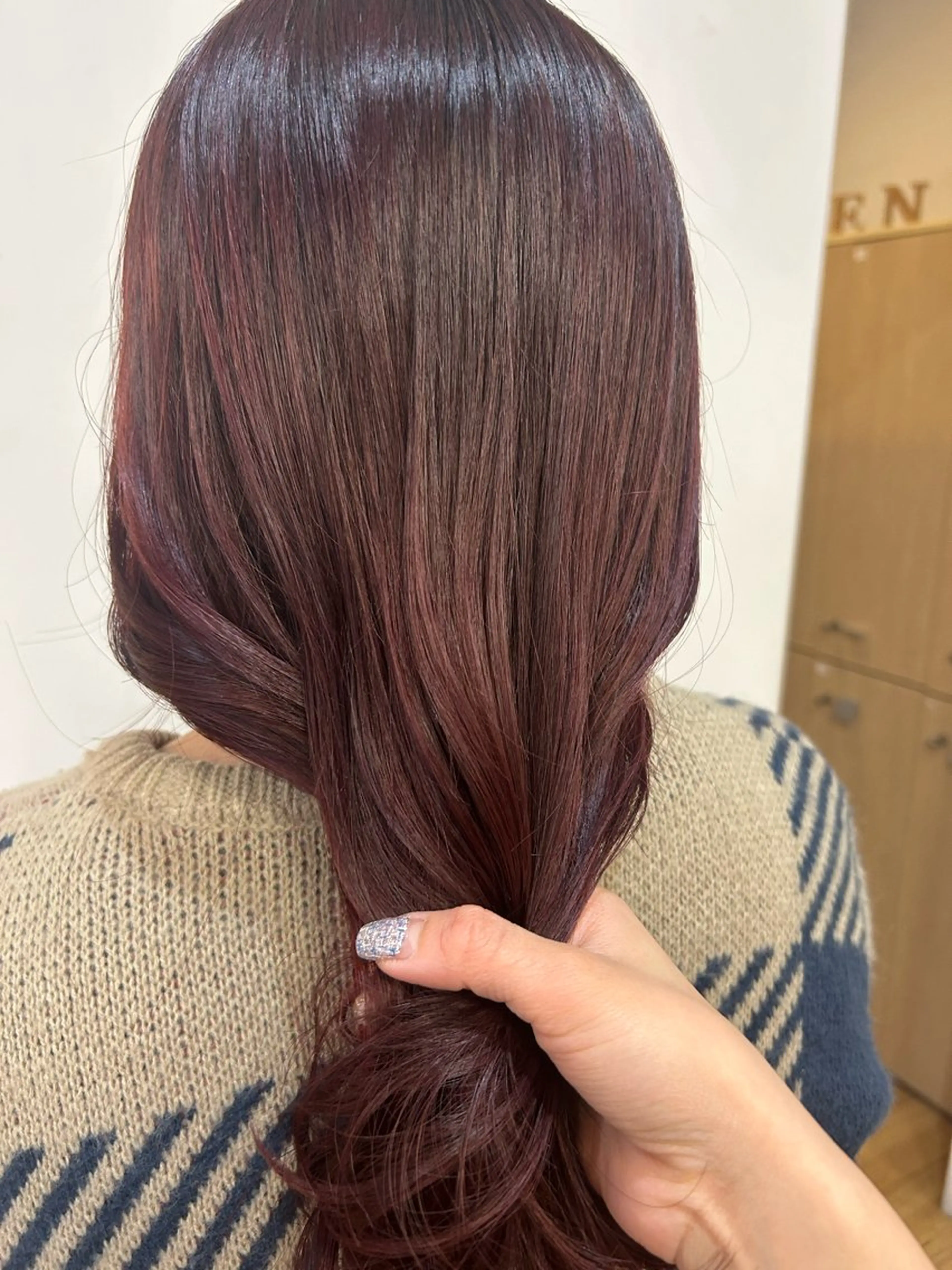 セミロング カラー レッドカラー broaden by anon所属・瀧上 寧音のヘアスタイル