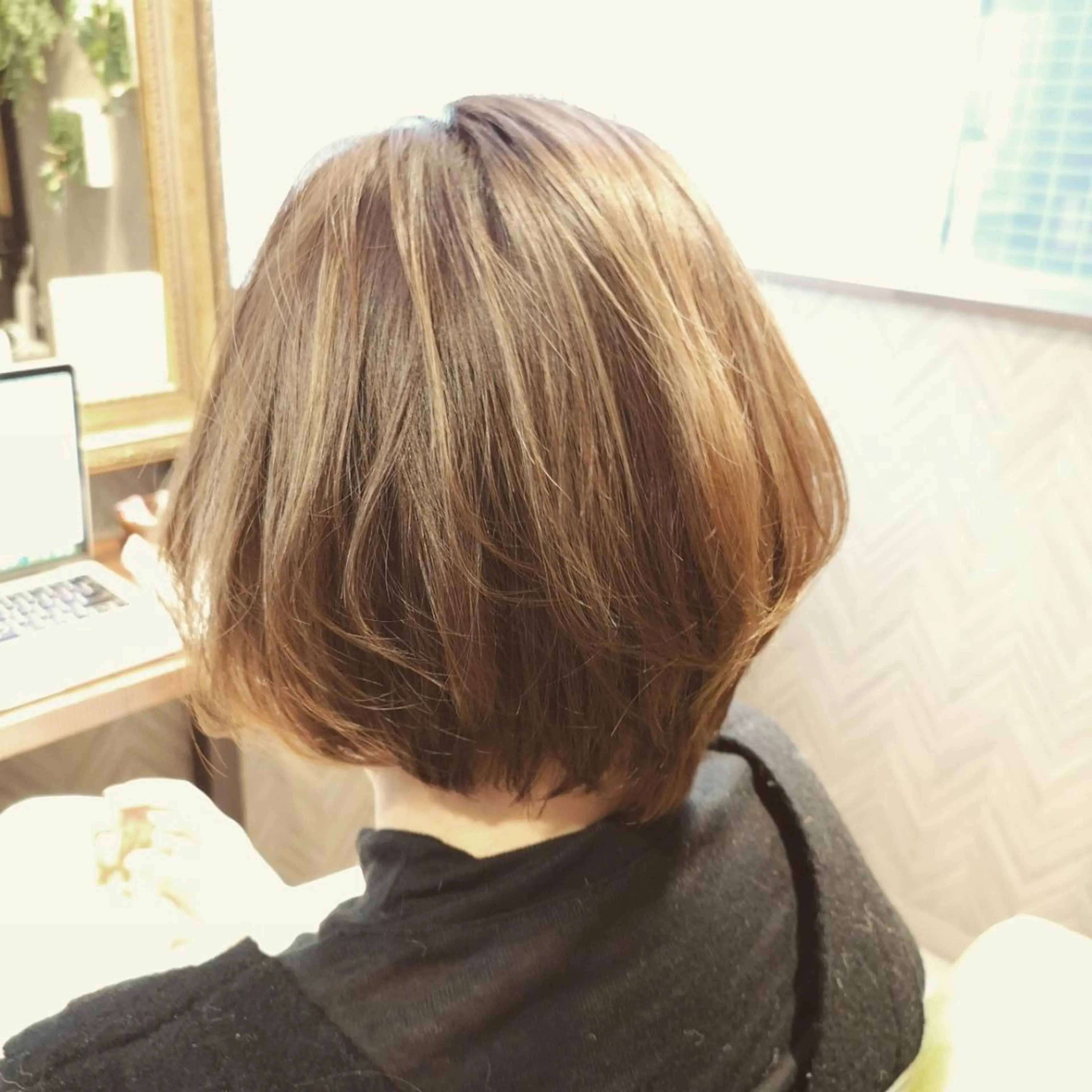 ショート カラー アディクシーカラー アッシュ ミストバング ブリーチ ブロンド カット ヘアカラー トリートメント N° 秋田店【ナンバー】のヘアスタイル