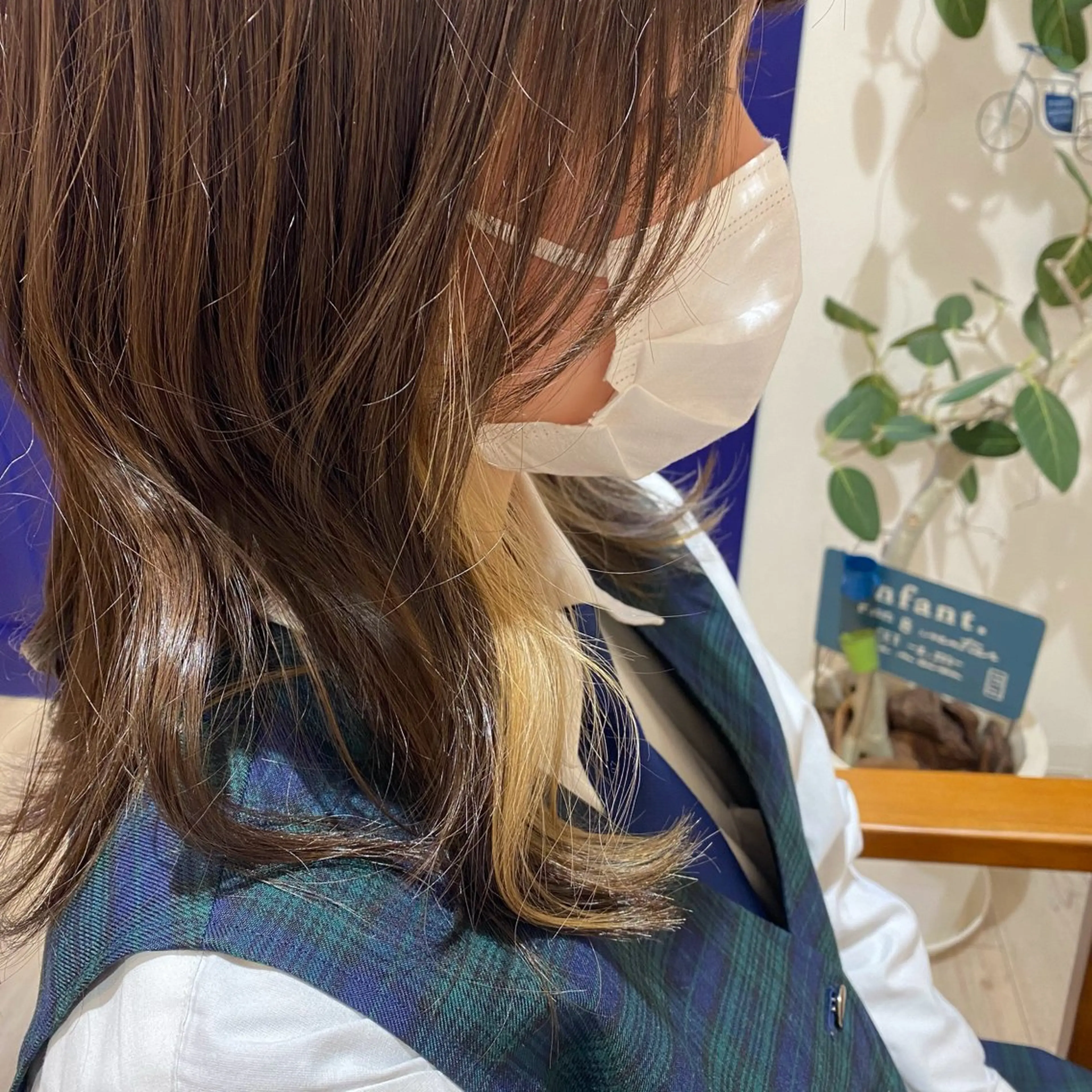 ミディアム カラー ベージュカラー ブリーチ ブロンド イヤリングカラー オレンジ 平山 晴香のヘアスタイル