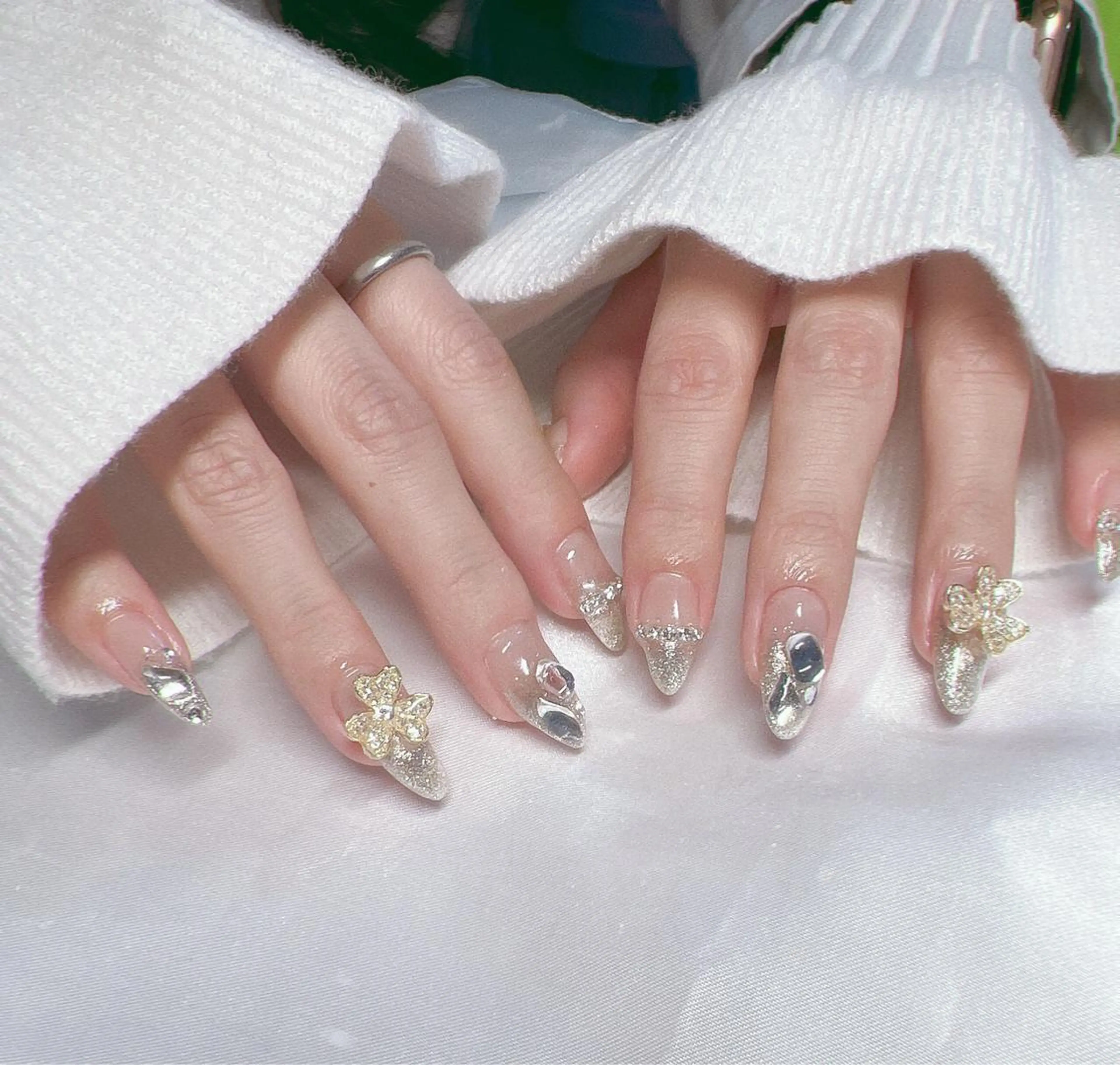 ネイル フレンチネイル ジェルネイル 韓国ネイル 持ち込み パラジェル ちゅるんネイル🪄 耳ツボジュエリー🔗のネイルデザイン