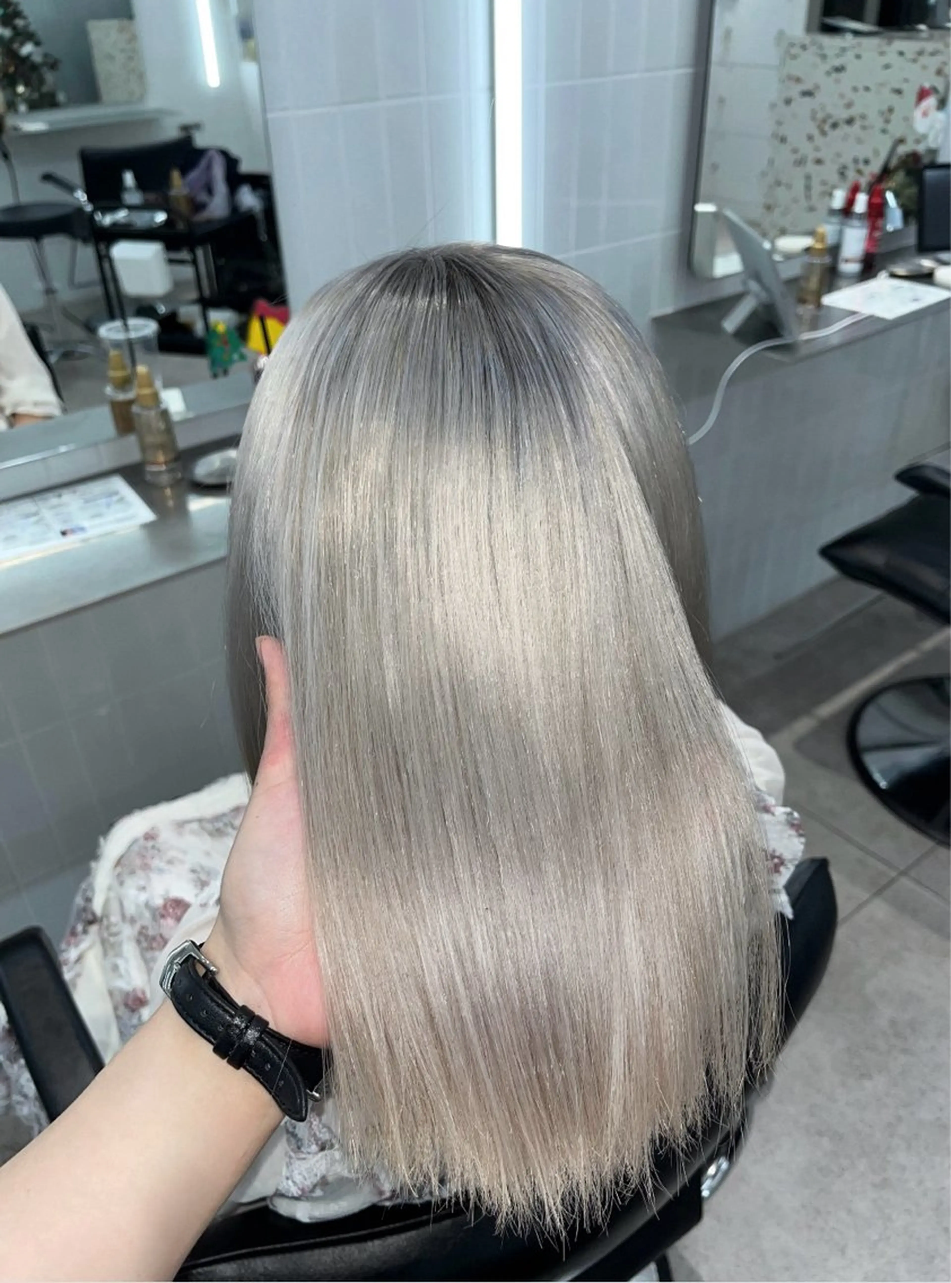 ミディアム ハイトーン ハイライ ト バレイヤージュのヘアスタイル