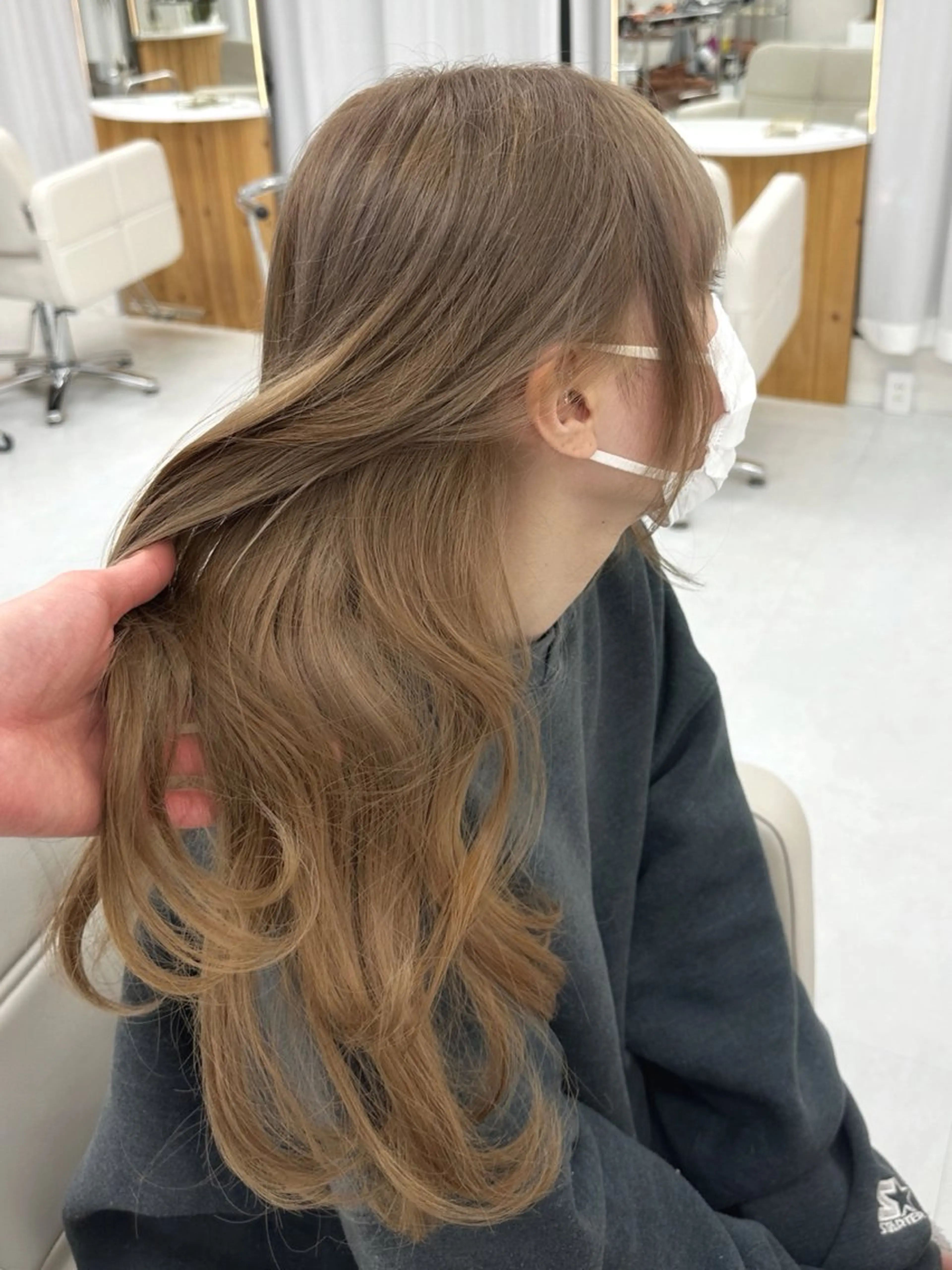 セミロング カラー ベージュカラー ブリーチ 透明感カラー ミルクティーベージュ 大場 賀句のヘアスタイル