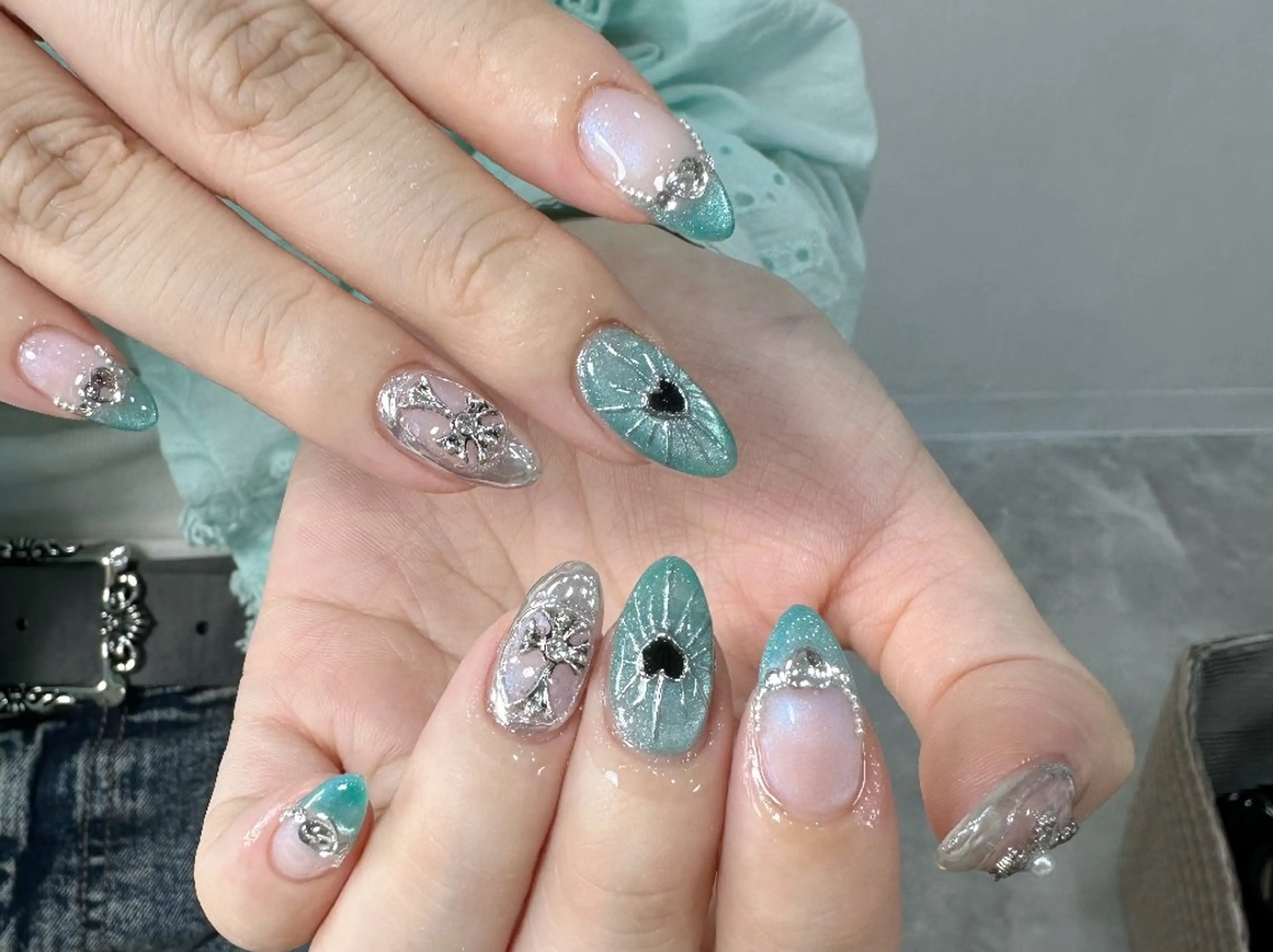 ネイル チークネイル フレンチネイル ジェルネイル ガーリー キラキラネイル ハンドネイル UM Nail Salonのネイルデザイン