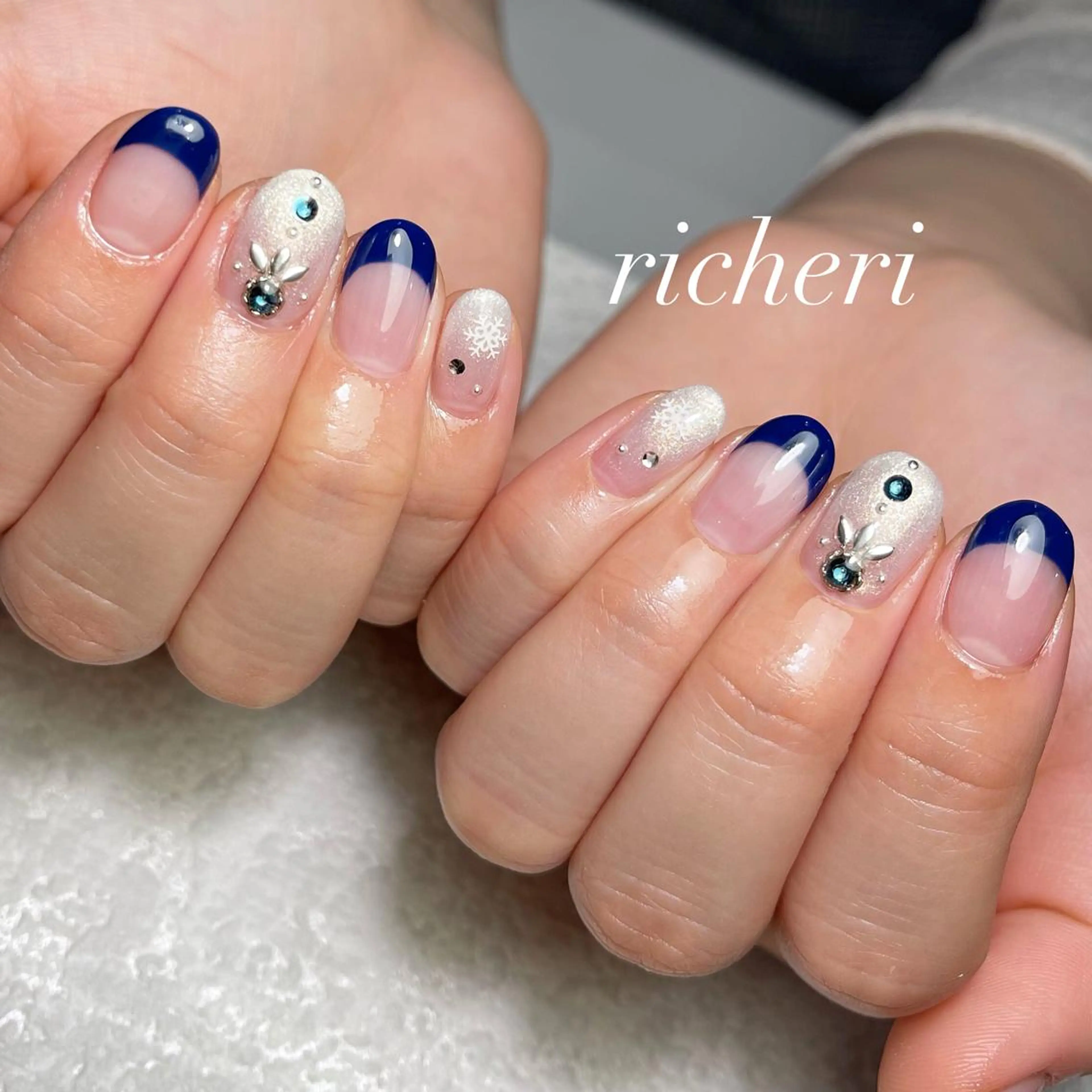 ミディアム ネイル 韓国風ヘア アートネイル ブルー フレンチネイル ジェルネイル richeri beautyのエステ・リラクイメージ