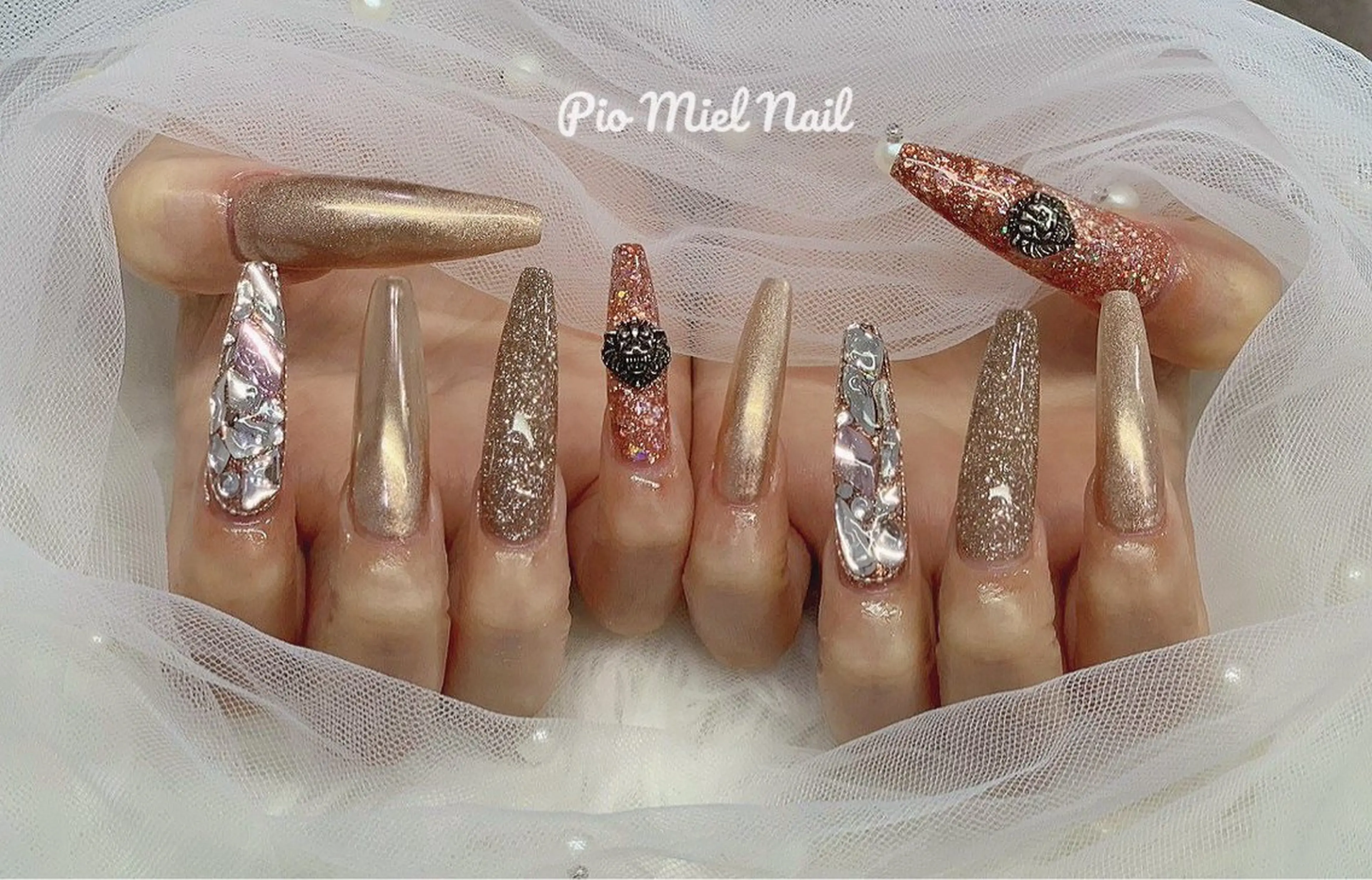 ネイル ゴールド ゴージャス ラメ(グリッター) ロングネイル ミラーネイル ハンドネイル momo 長さだしのネイルデザイン