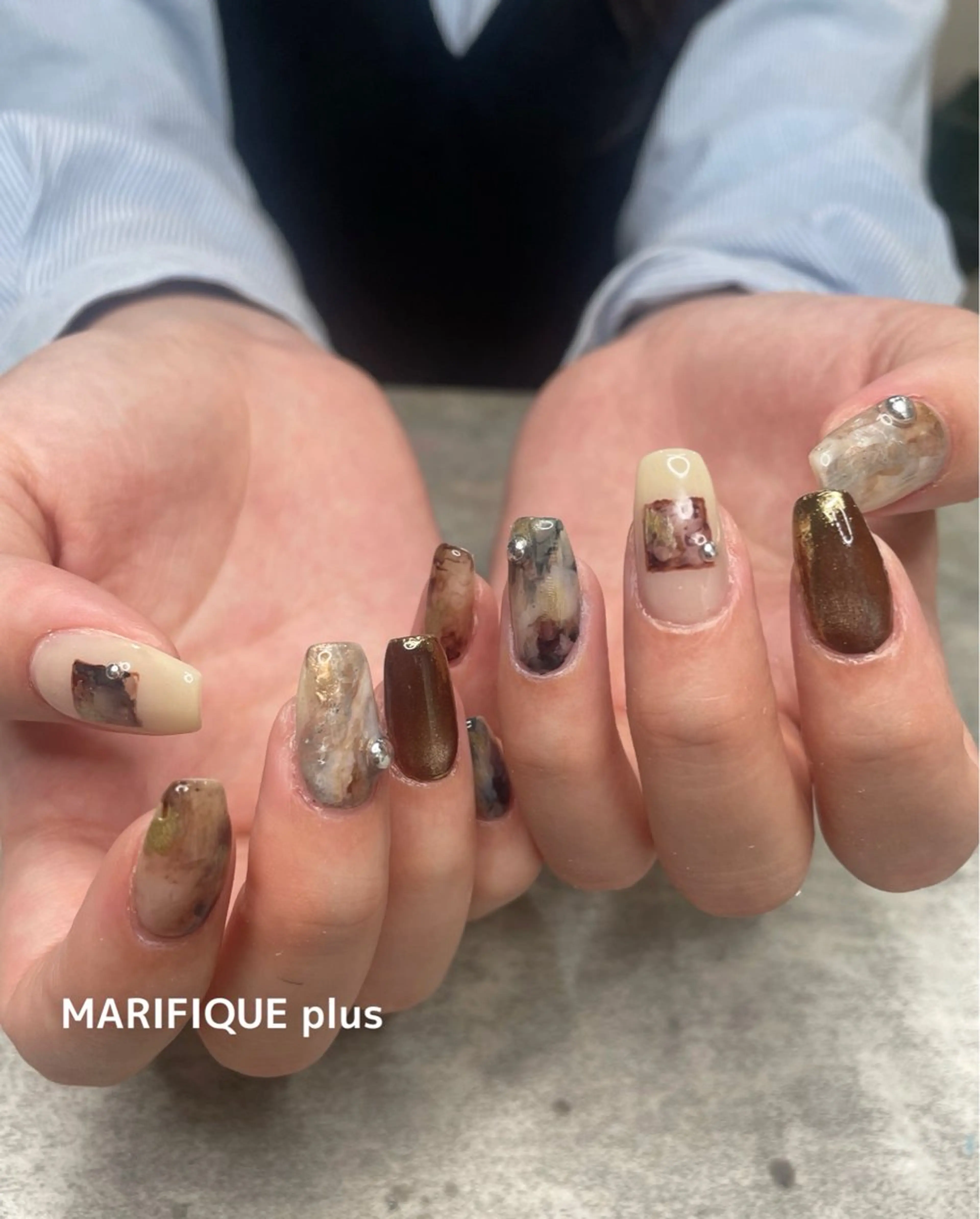 ネイル ブラウン ゴールド マグネットネイル ニュアンスネイル ハンドネイル ma riのネイルデザイン