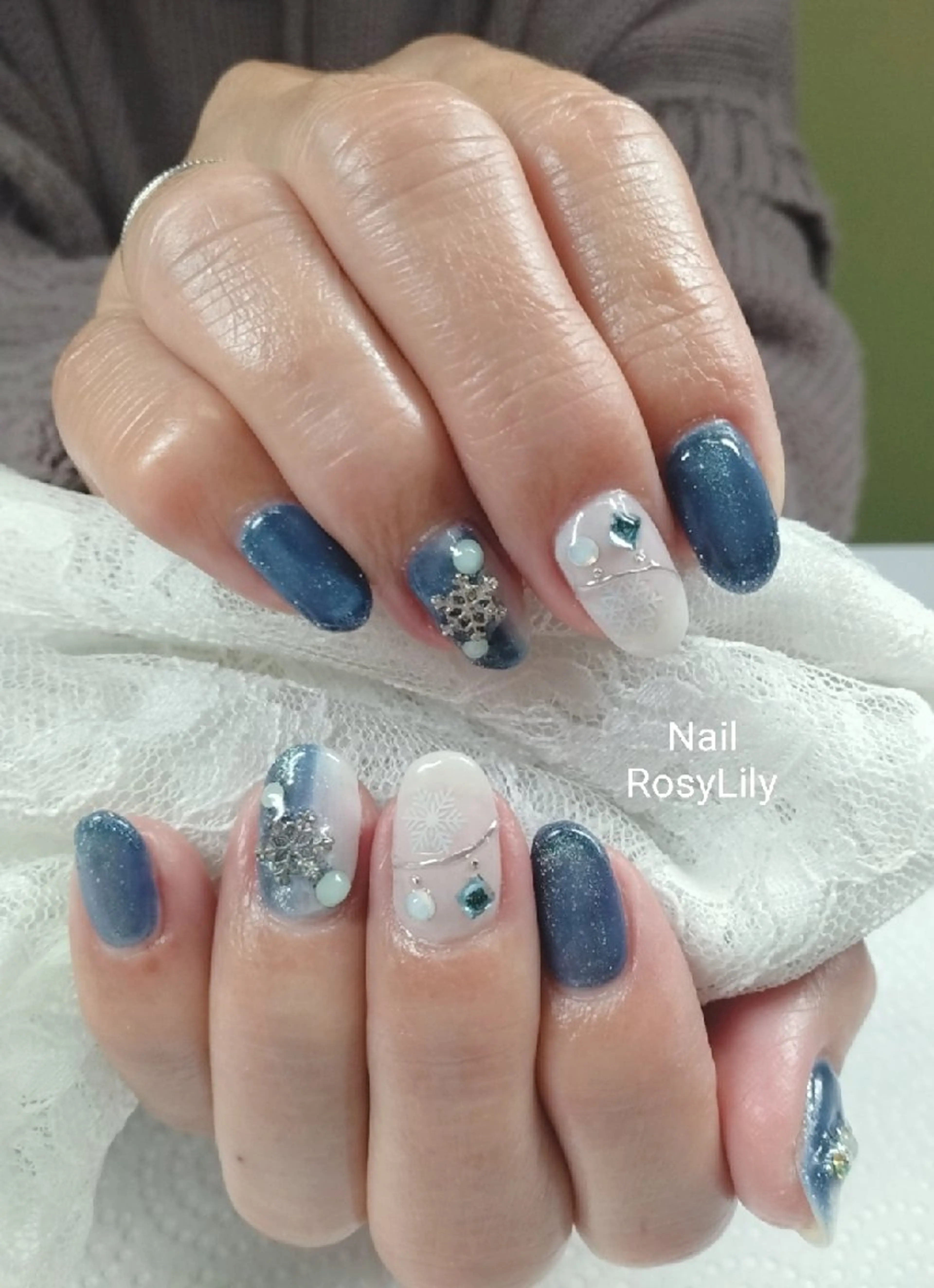 ネイル マグネットネイル 冬ネイル クリスマス プライベートサロン RosyLily所属・プライベートサロン Rosy Lilyのネイルデザイン