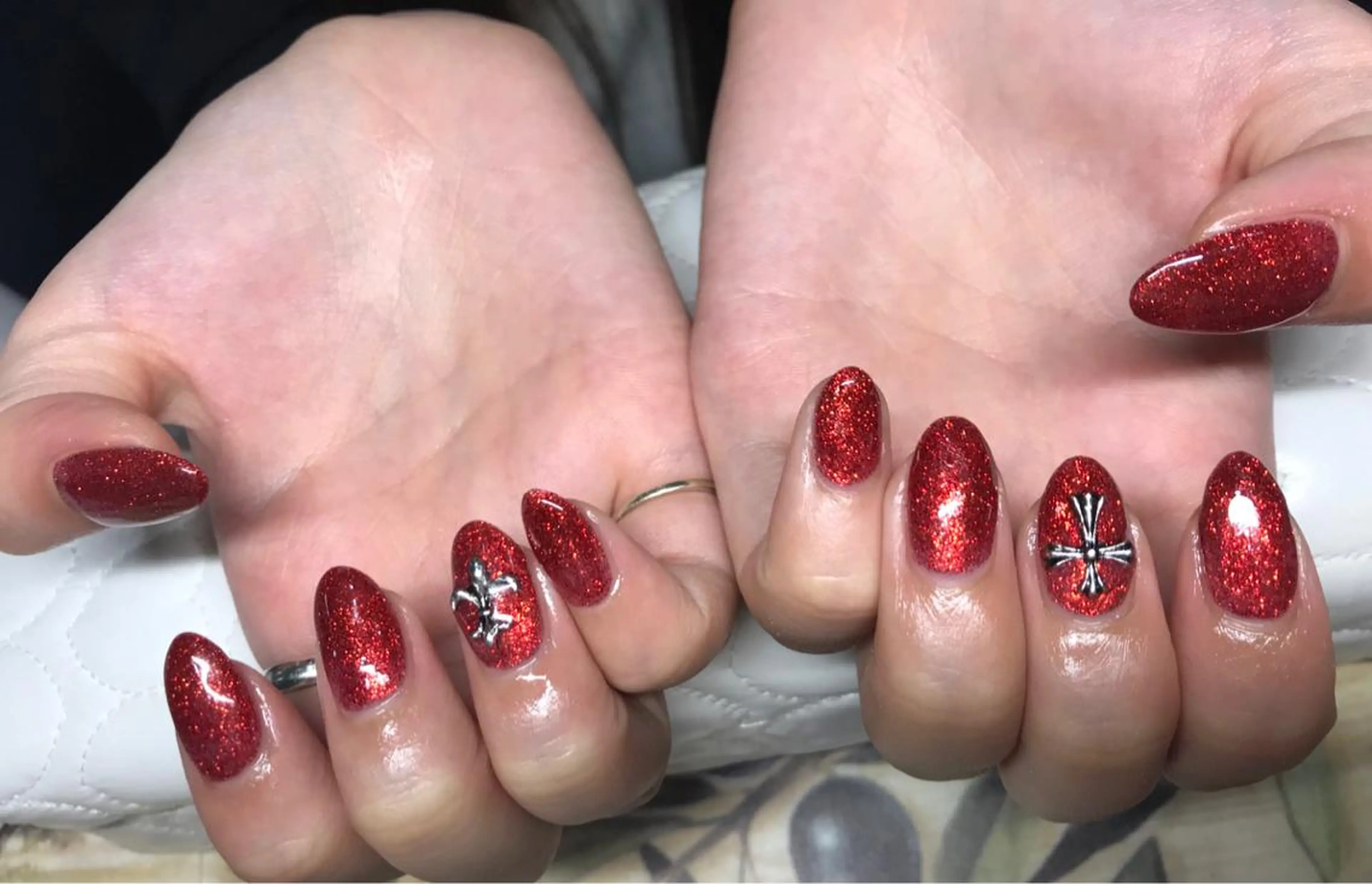 ネイル ラメ(グリッター) ワンカラーネイル 赤色 ガールネイルサロン所属・ガール ネイルサロンのネイルデザイン
