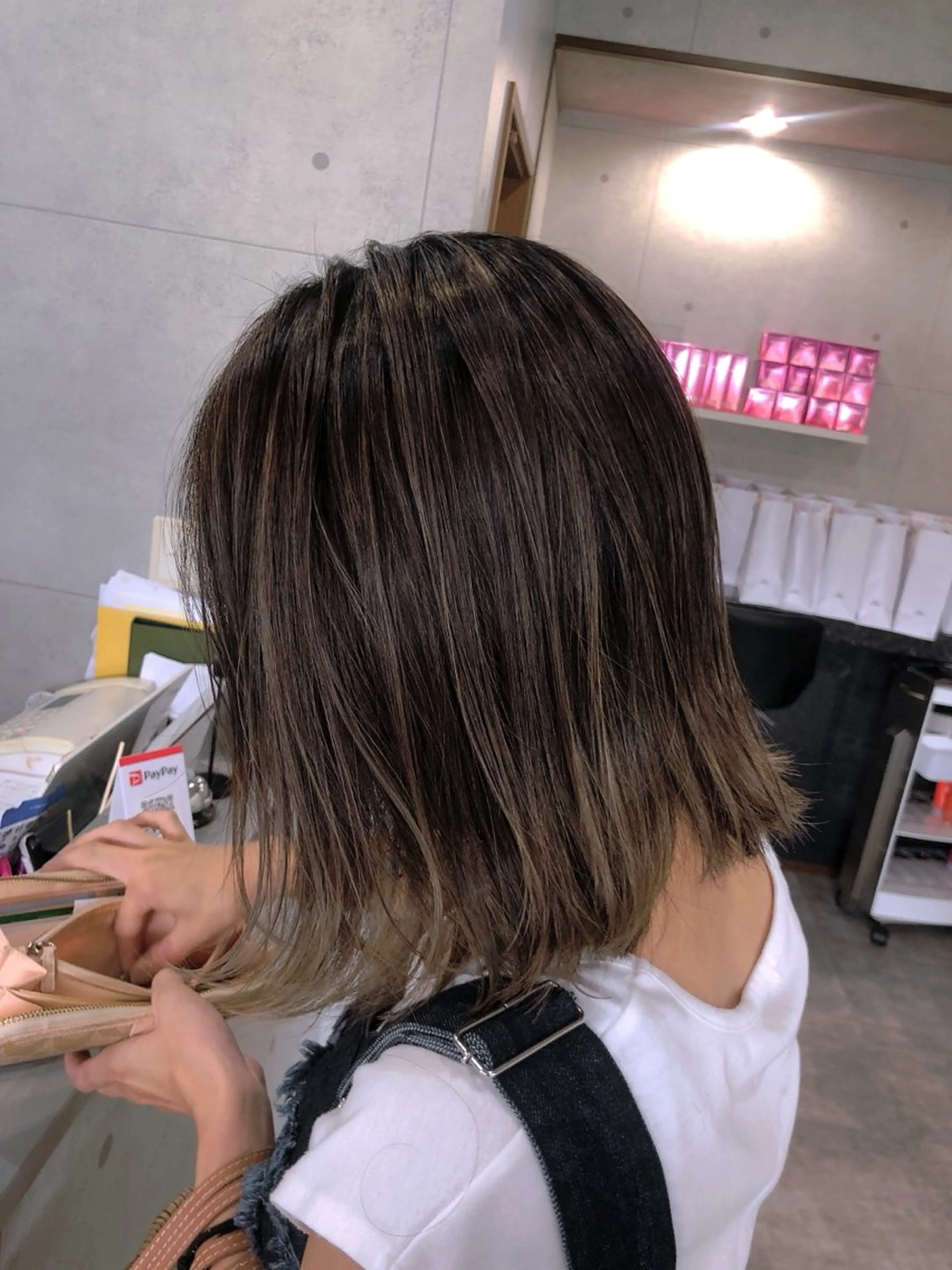 ミディアム ボブ くびれヘア くせ毛 髪質改善 切りっぱなしロブ カット ヘアカラー REVE所属・REVE美容室 REVEマツエクのヘアスタイル