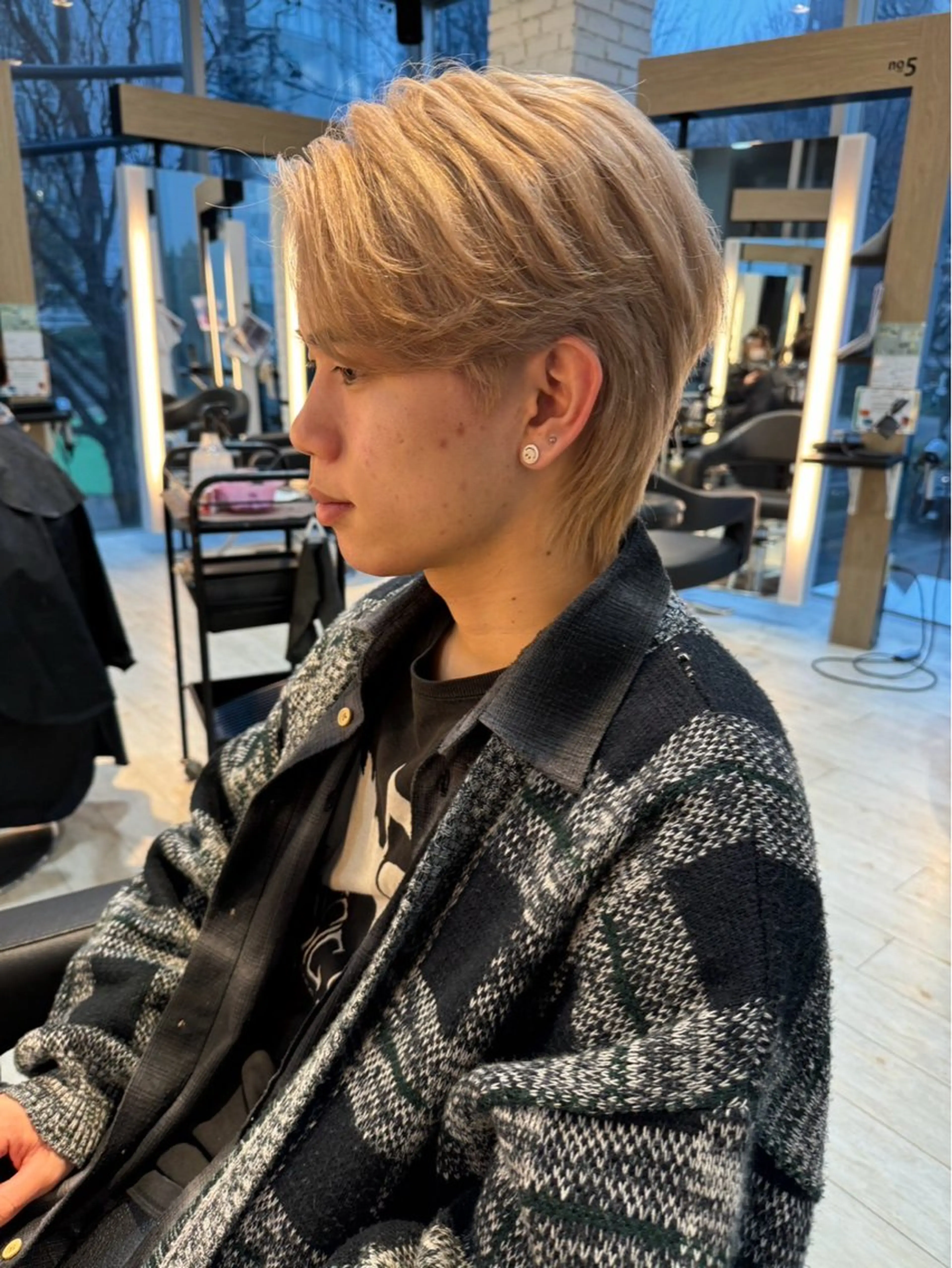 カラー メンズ メンズブリーチ センターパート ベージュカラー ブリーチ ホワイトベージュ カット ヘアカラー トリートメント 有働由良／ハイトーン ／韓国メンズヘアのヘアスタイル