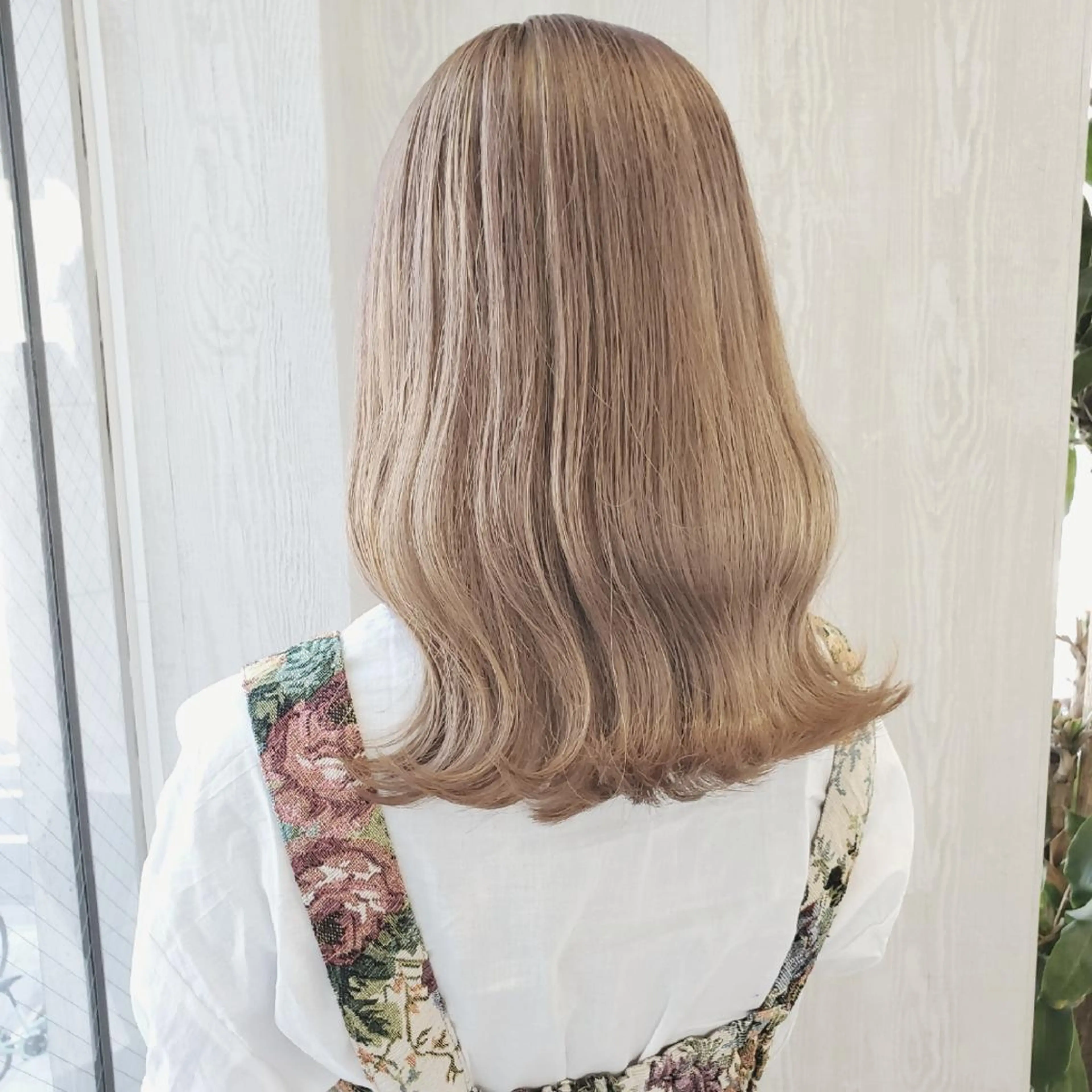 セミロング カラー ベージュカラー ミルクティーベージュ ヘアカラー トリートメント レイヤーカット/ ウルフカット/大橋 のヘアスタイル