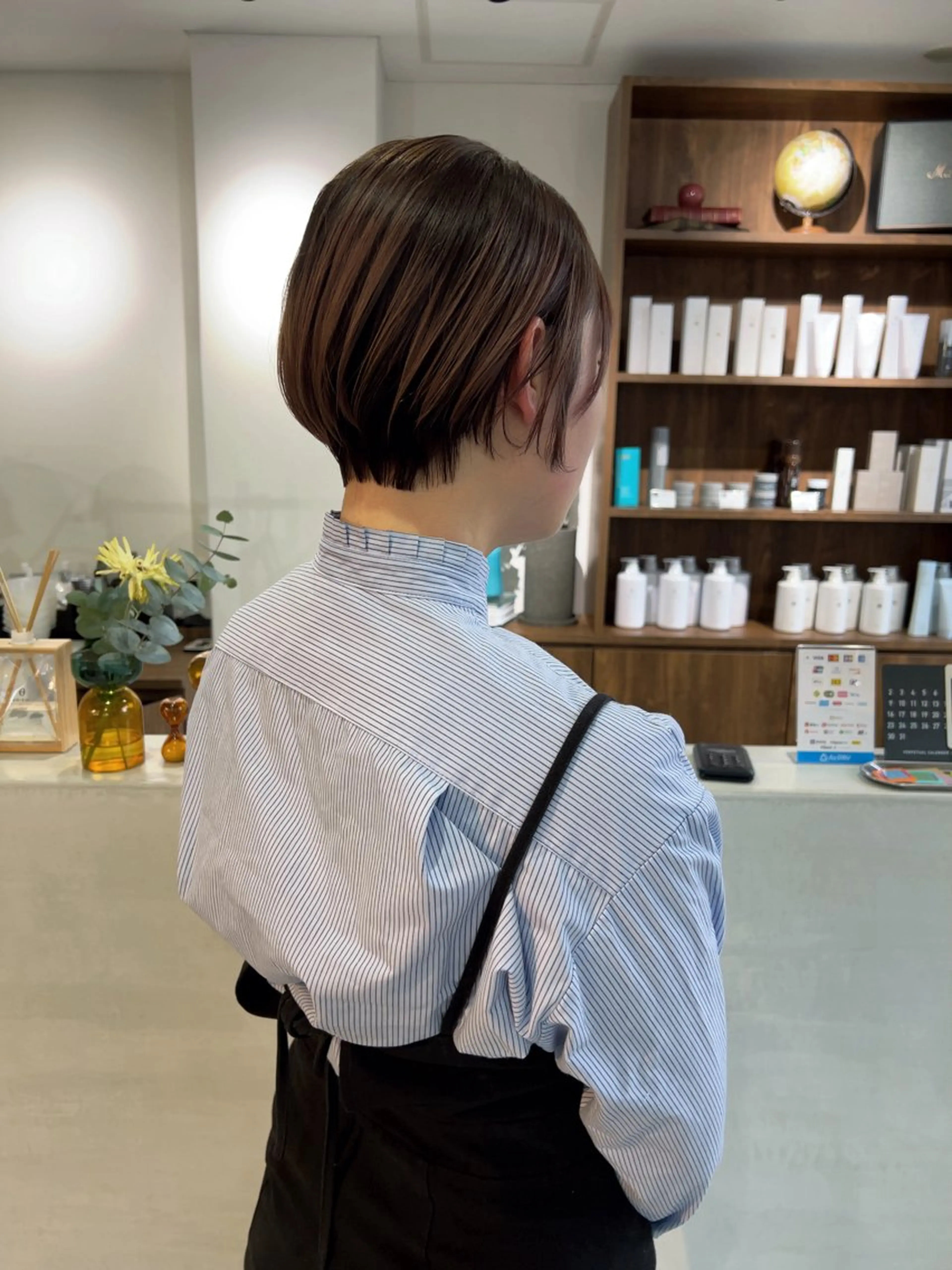 ショート カラー 丸みショート おくれ毛 ショートヘア 小顔カット カット トリートメント (h)wim ウィムのヘアスタイル