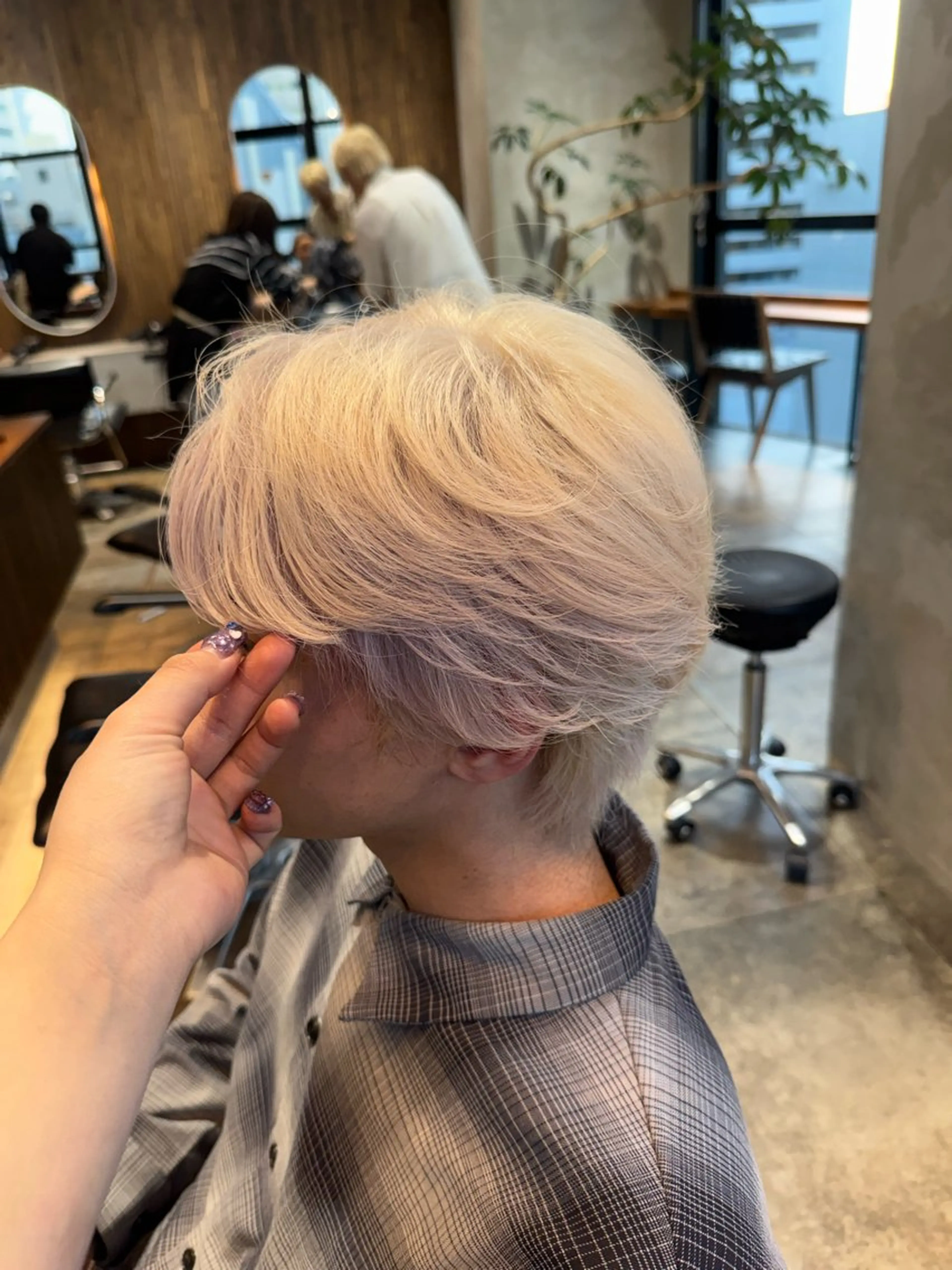 ショート カラー ブリーチ 透明感カラー カット ヘアカラー 渋谷/切りっぱなし レイヤー/ブリーチのヘアスタイル