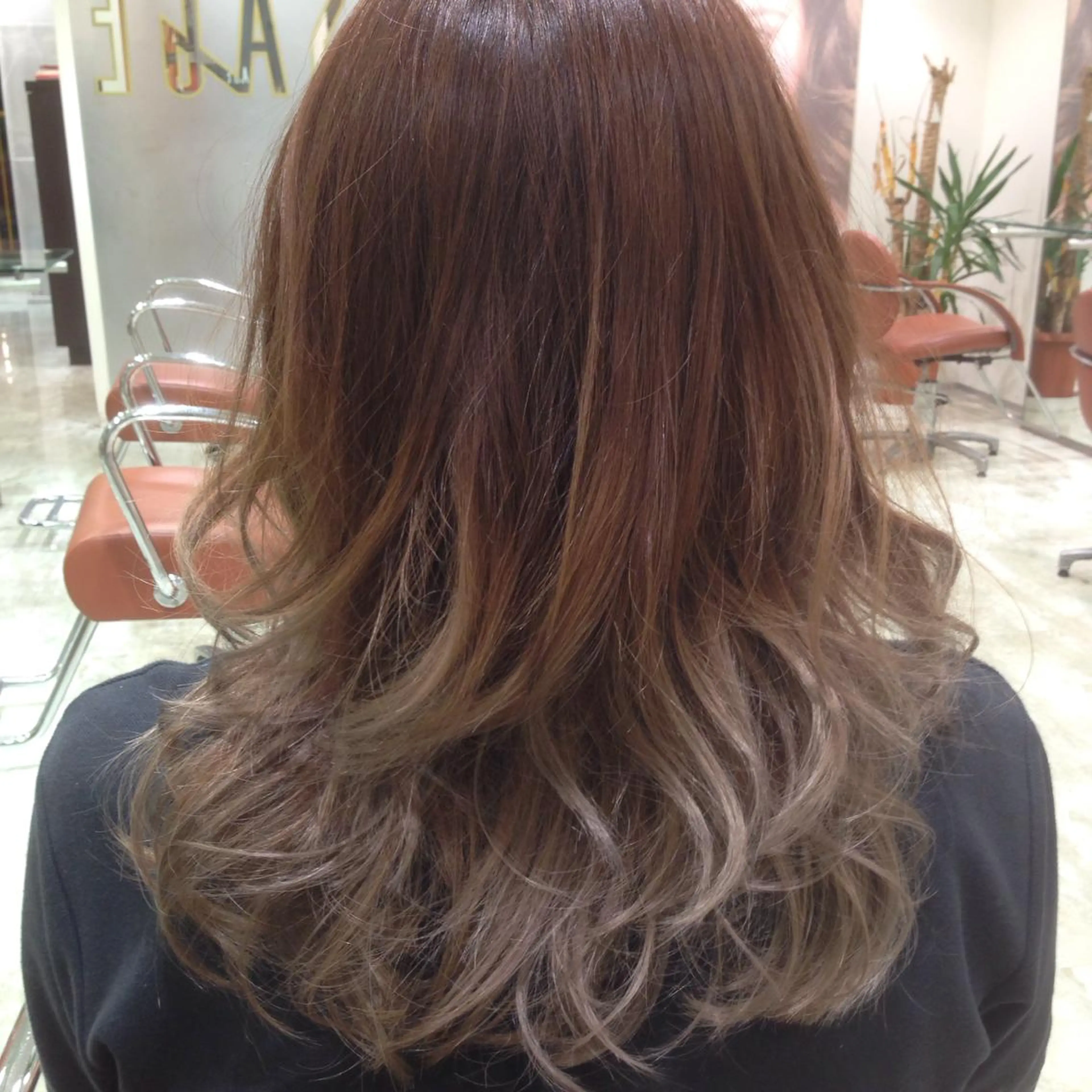 セミロング カラー アッシュ グラデーションカラー シルバー シルバーアッシュ 安藤 明日翔のヘアスタイル