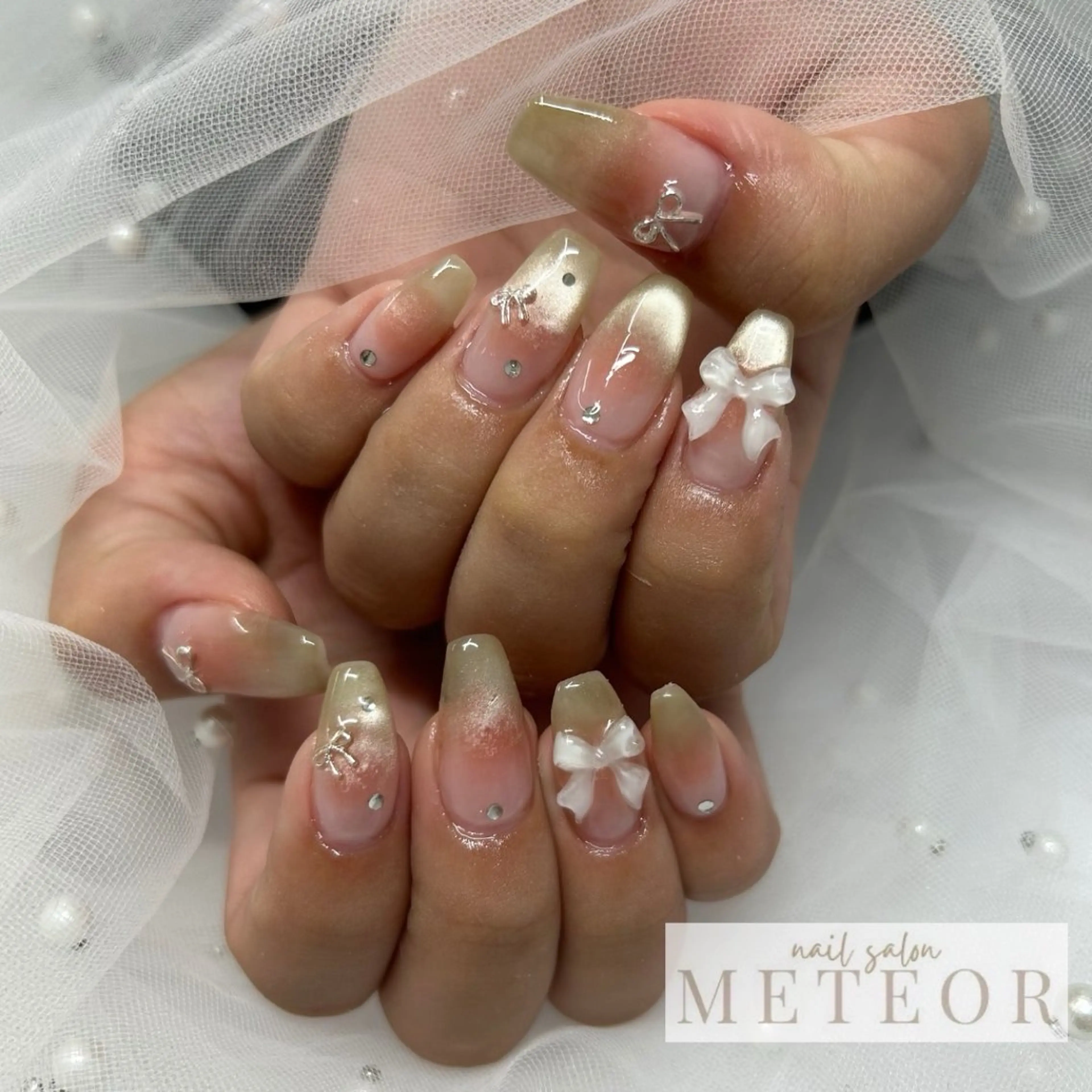 ネイル チークネイル マグネットネイル リボン ワンホンネイル ハンドネイル nailsalon meteor所属・METEOR💫 staffのネイルデザイン