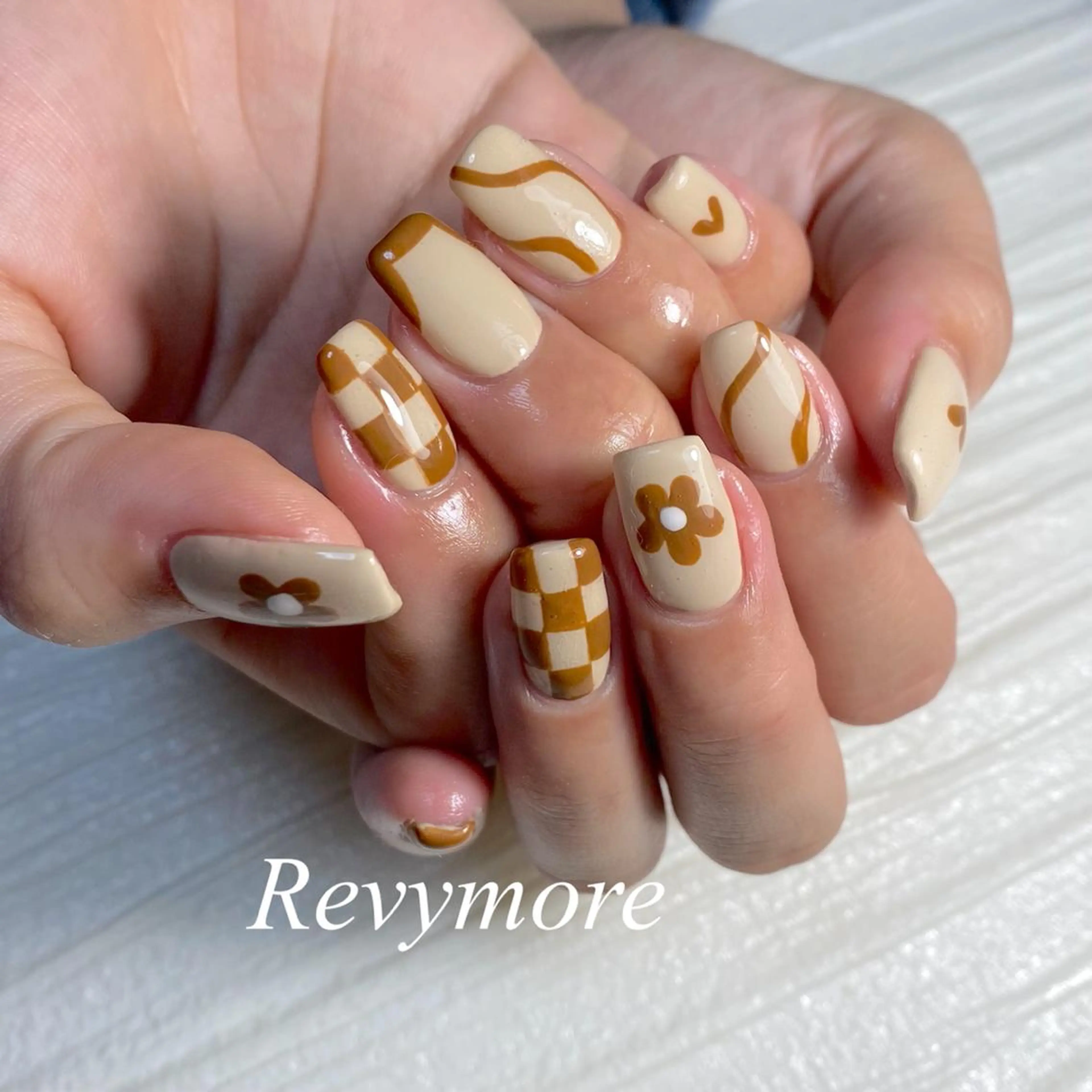 ショート ネイル アートネイル ブラウン ジェルネイル ニュアンスネイル オフィスネイル nail salon Revymore所属・nail salon Revymoreのネイルデザイン