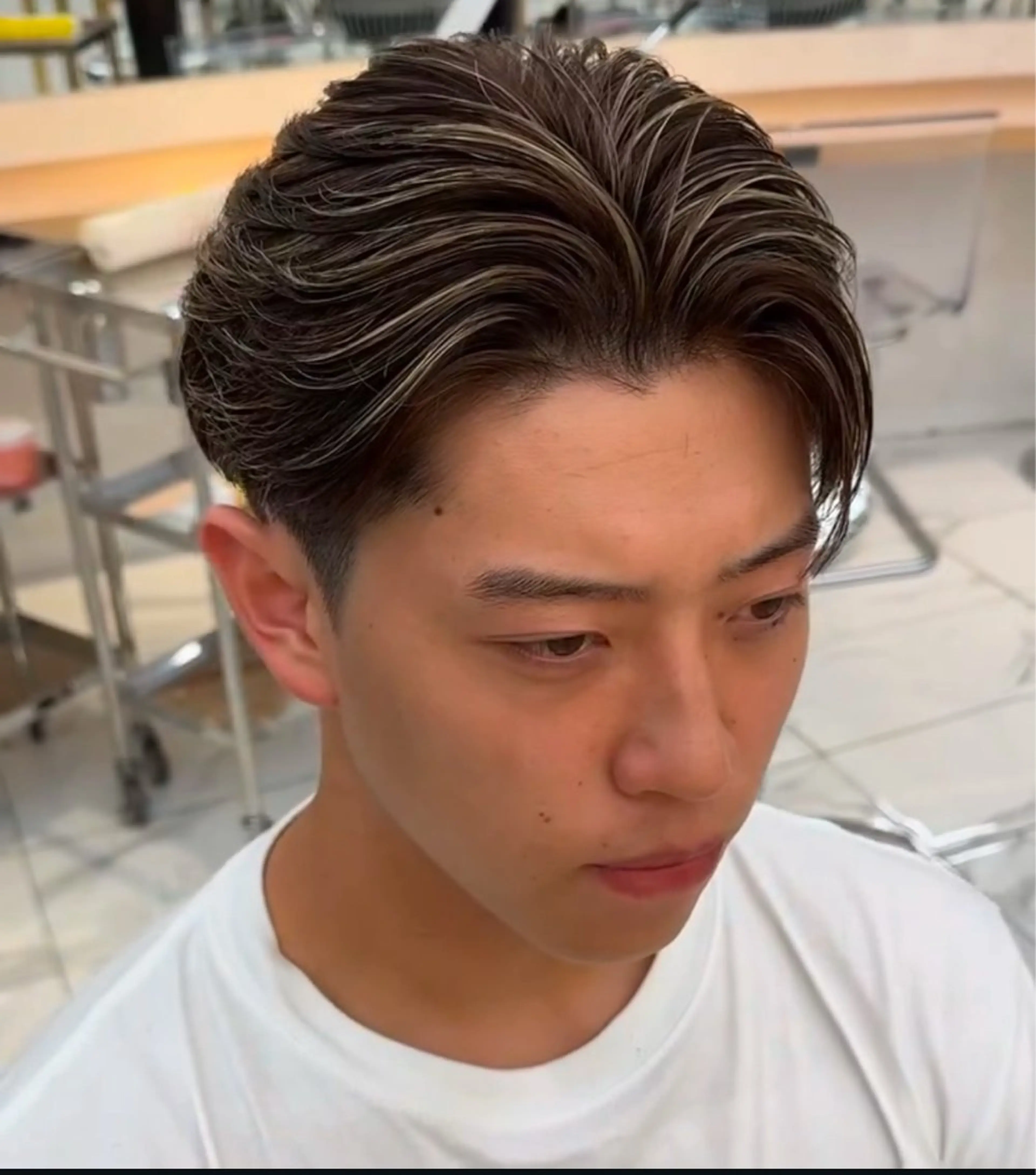 カラー メンズ センターパート メンズハイライト メンズメッシュ 黒髪 ハイライトカラー カット ヘアカラー 白髪ぼかし/白髪 メッシュ/ゆうとのヘアスタイル