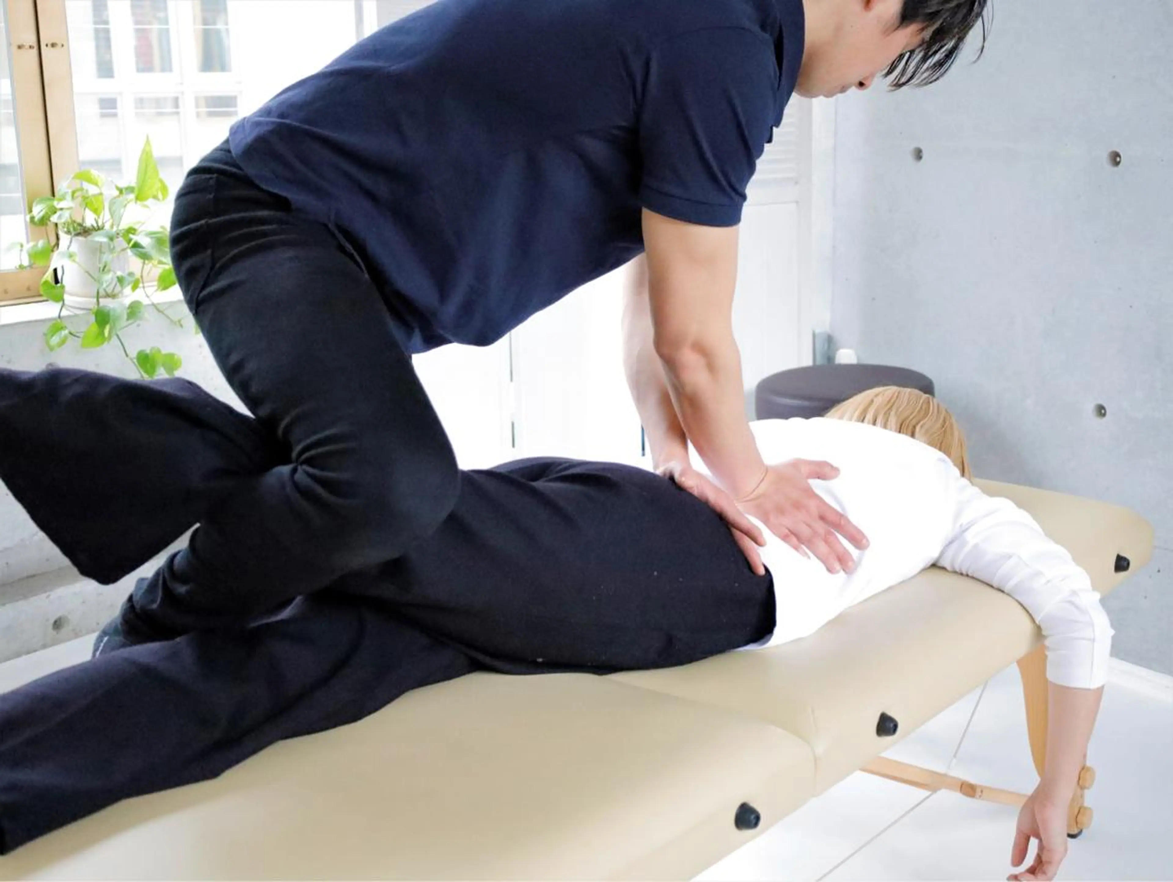 【肩こり/腰痛/巻き肩/猫背/O脚】の方必見❗️✨🍀骨盤矯正＆もみほぐし 60分¥8800→¥4280の写真