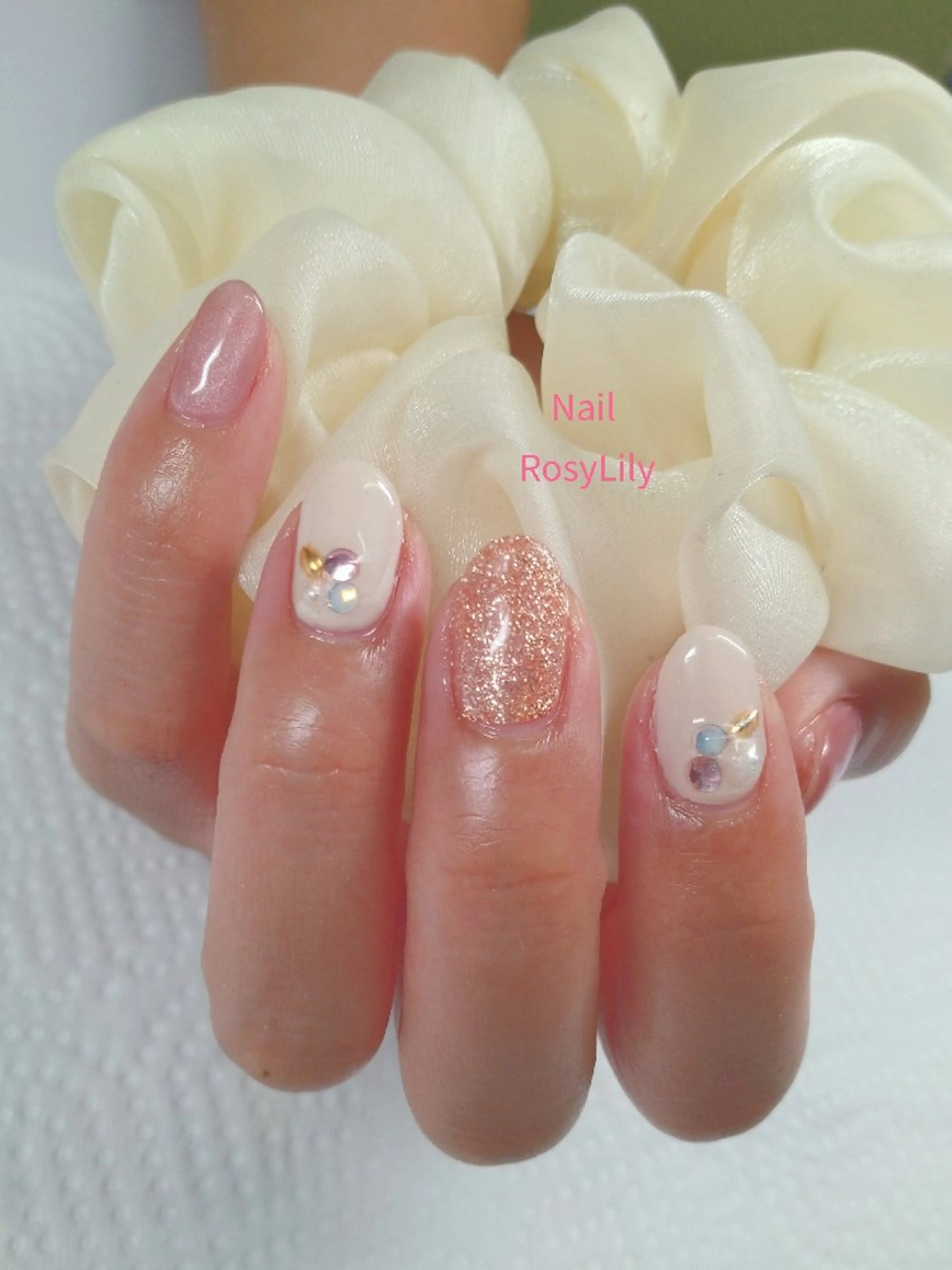 ネイル ゴールド ラメ(グリッター) ピンク ハンドネイル ハンドケア プライベートサロン RosyLily所属・プライベートサロン Rosy Lilyのネイルデザイン