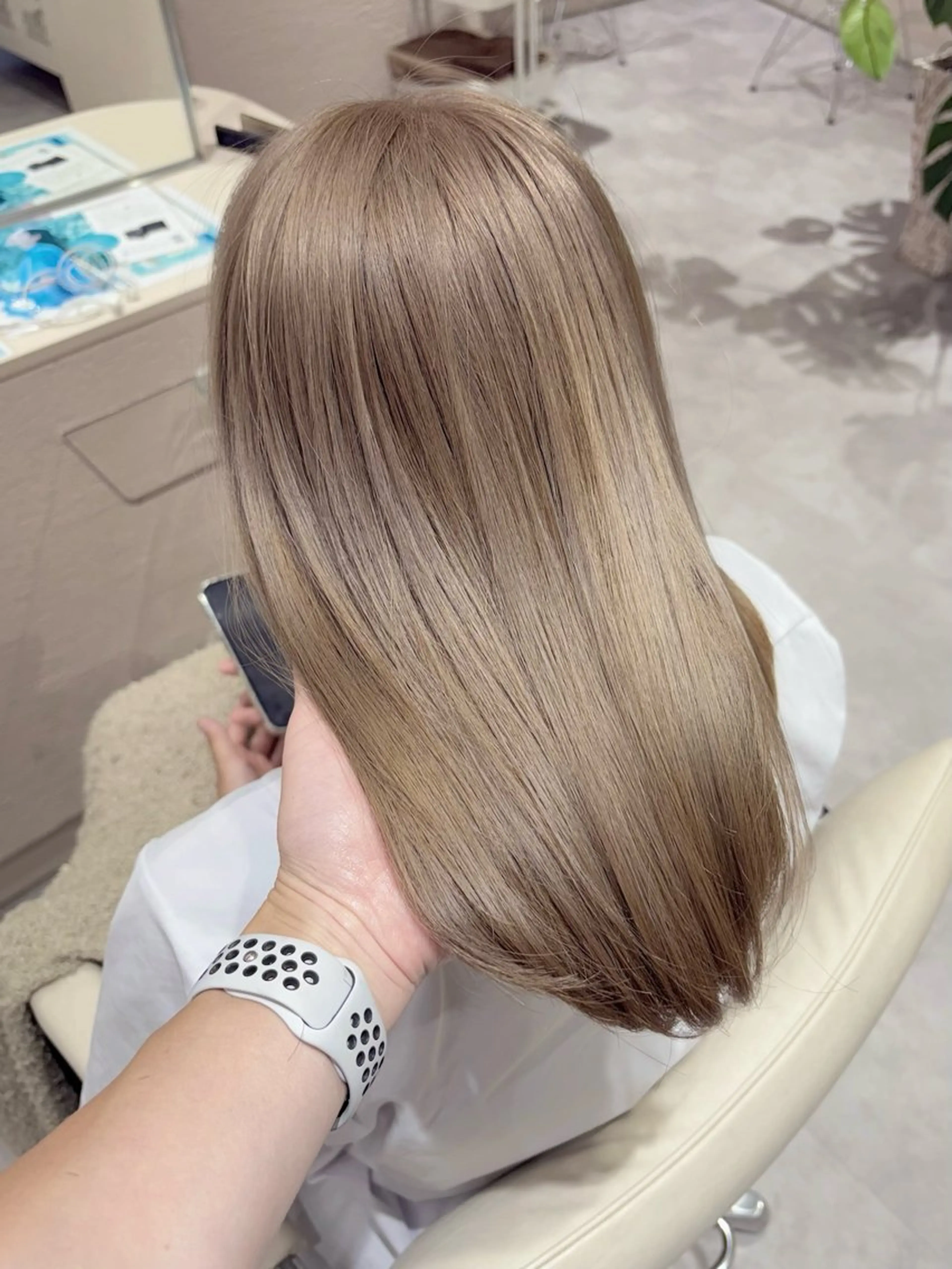 セミロング カラー ブリーチ ヘアカラー トリートメント 増渕 駿介のヘアスタイル